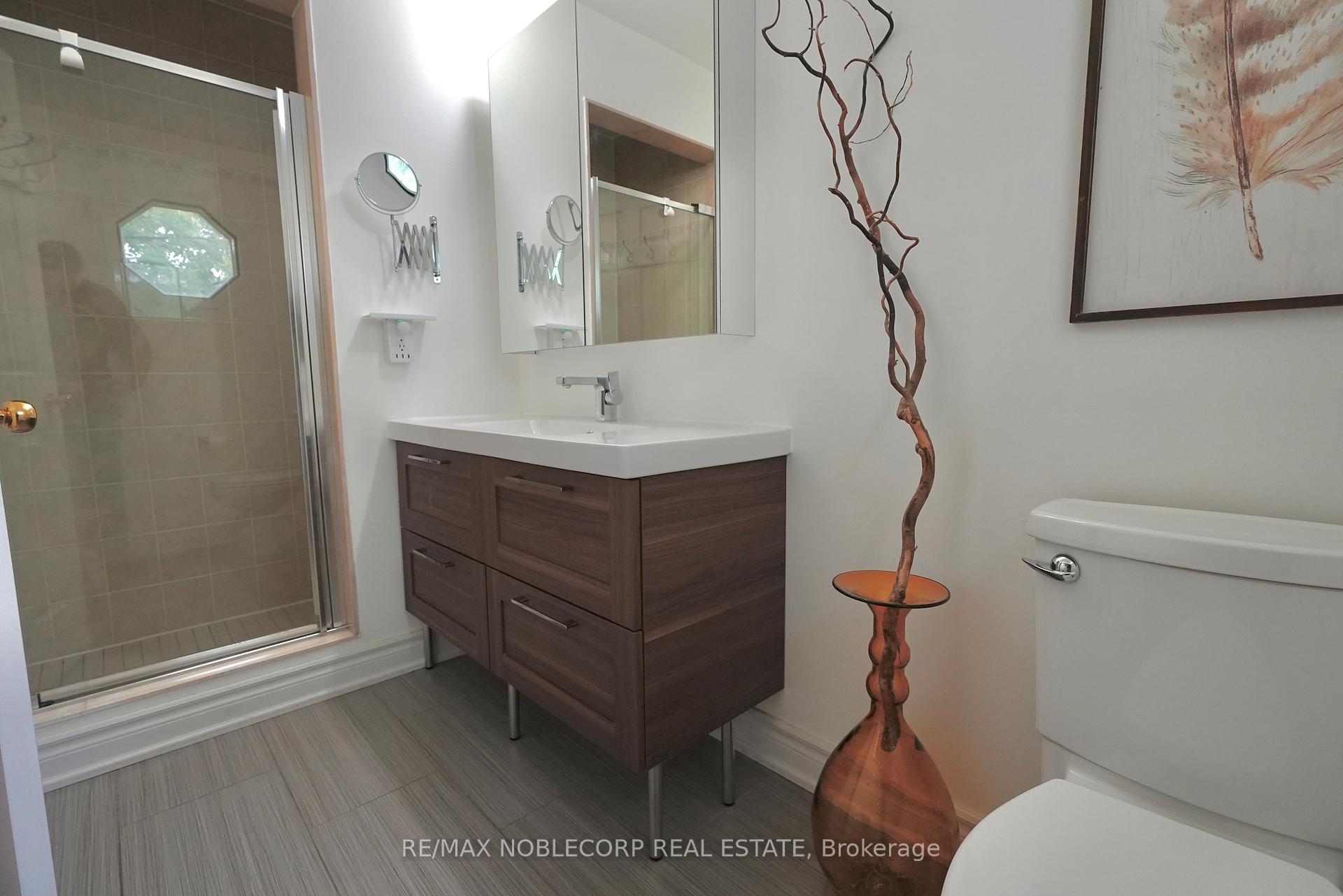 4 Bedrooms Condo at 17 Overlea, Toronto For sale