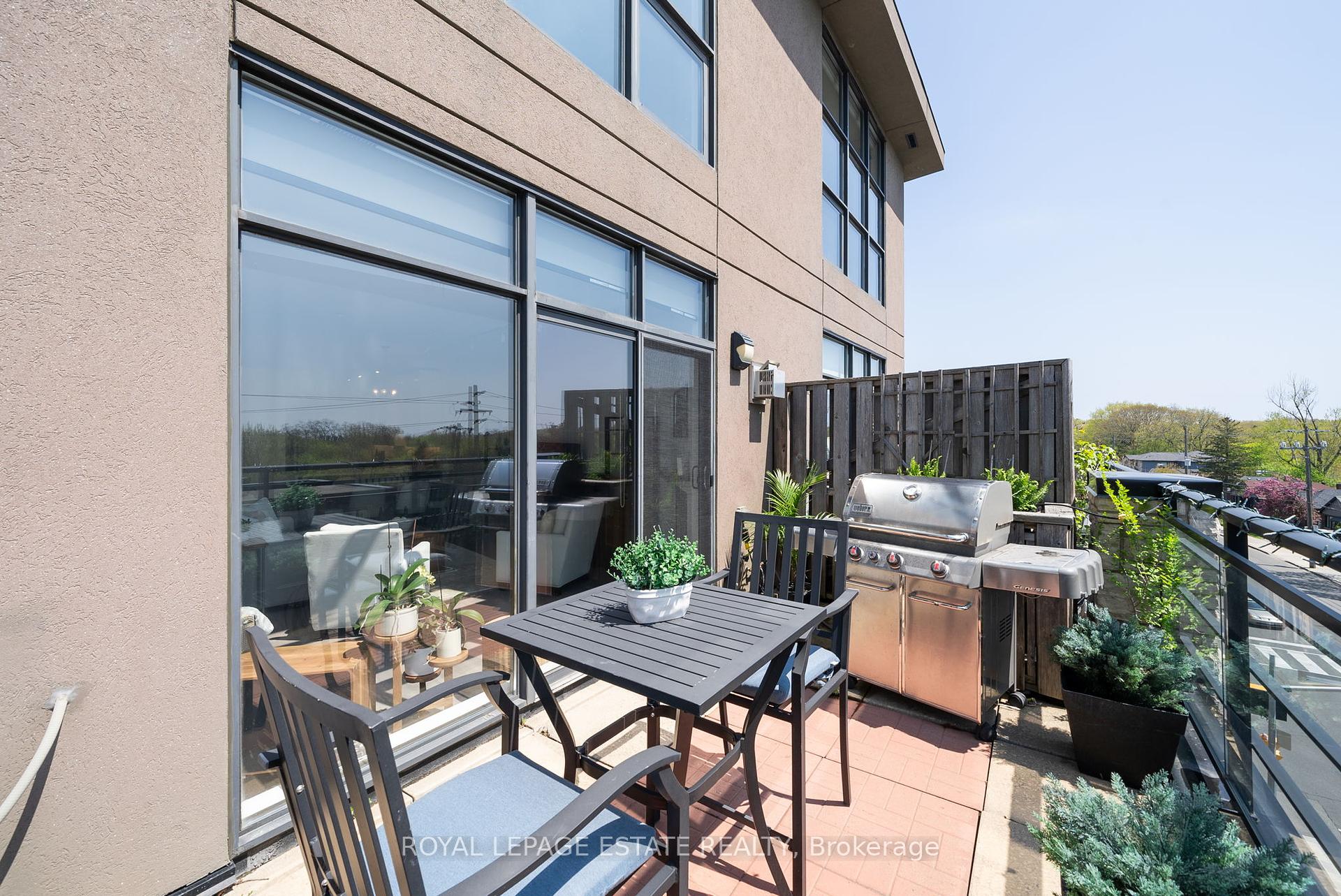 2 Bedrooms Condo at 160 Fallingbrook, Toronto For sale