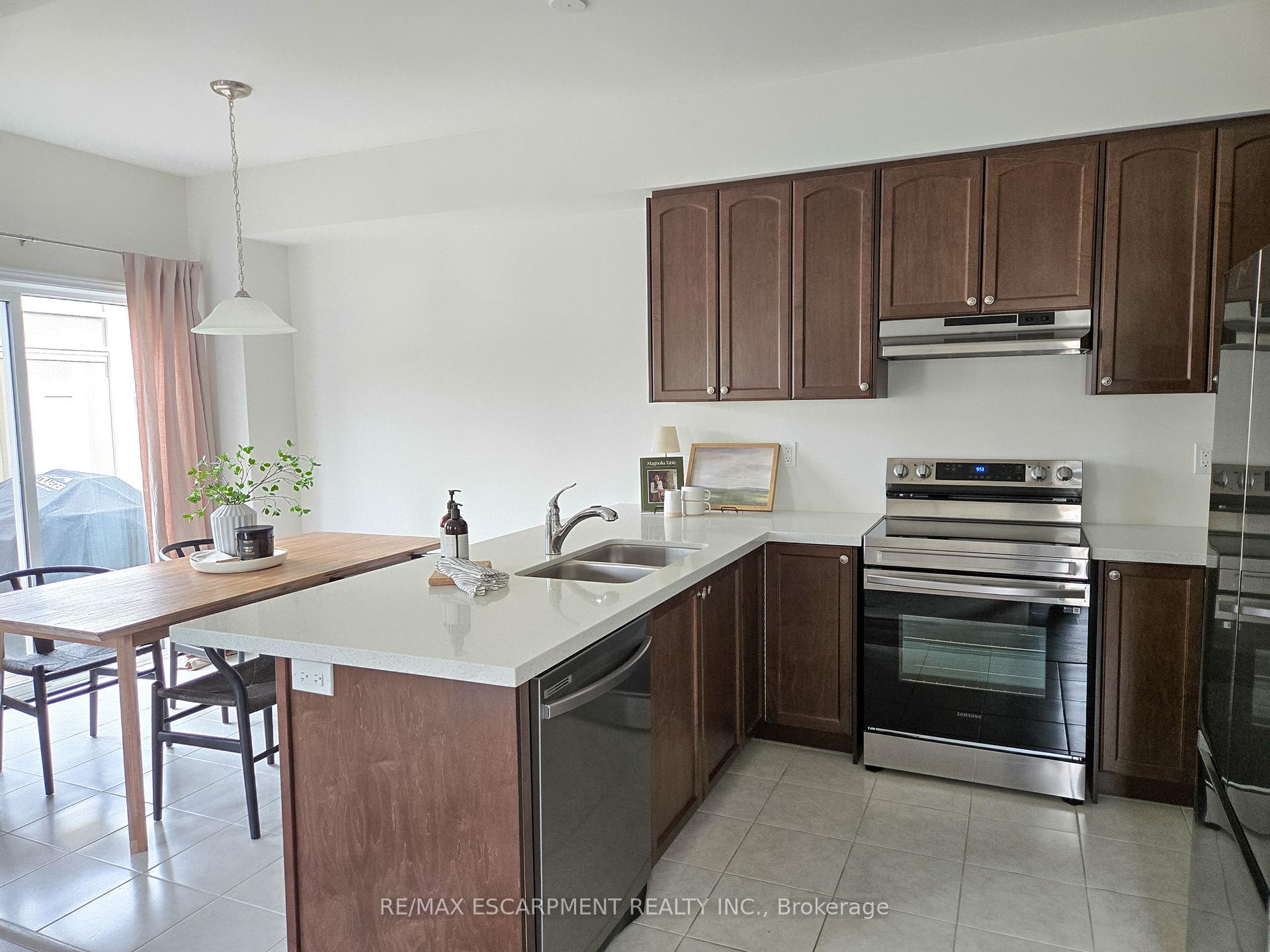 3 Bedrooms Condo at 305 Garner, Hamilton For sale