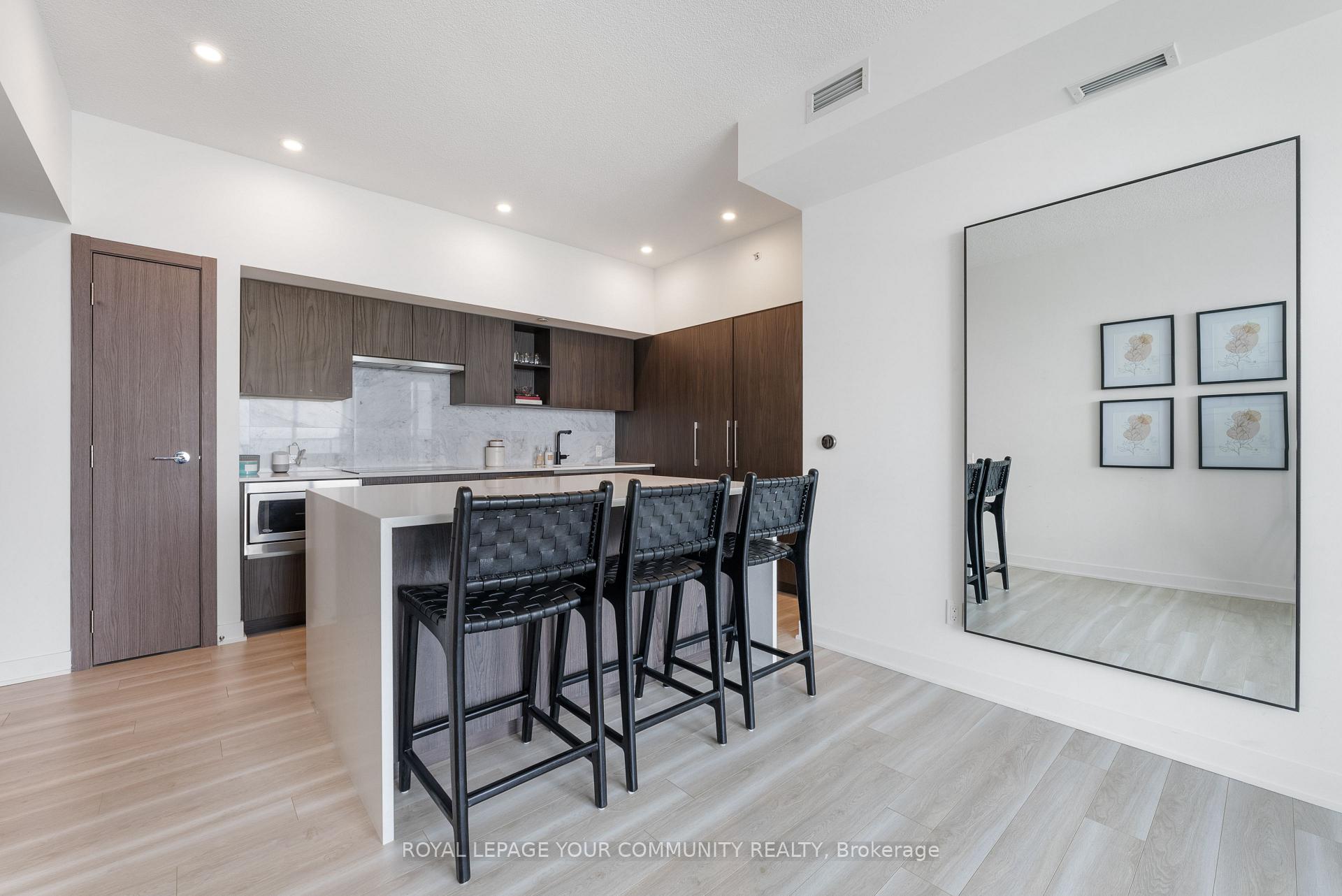 3 Bedrooms Condo at 17 Bathurst, Toronto For sale