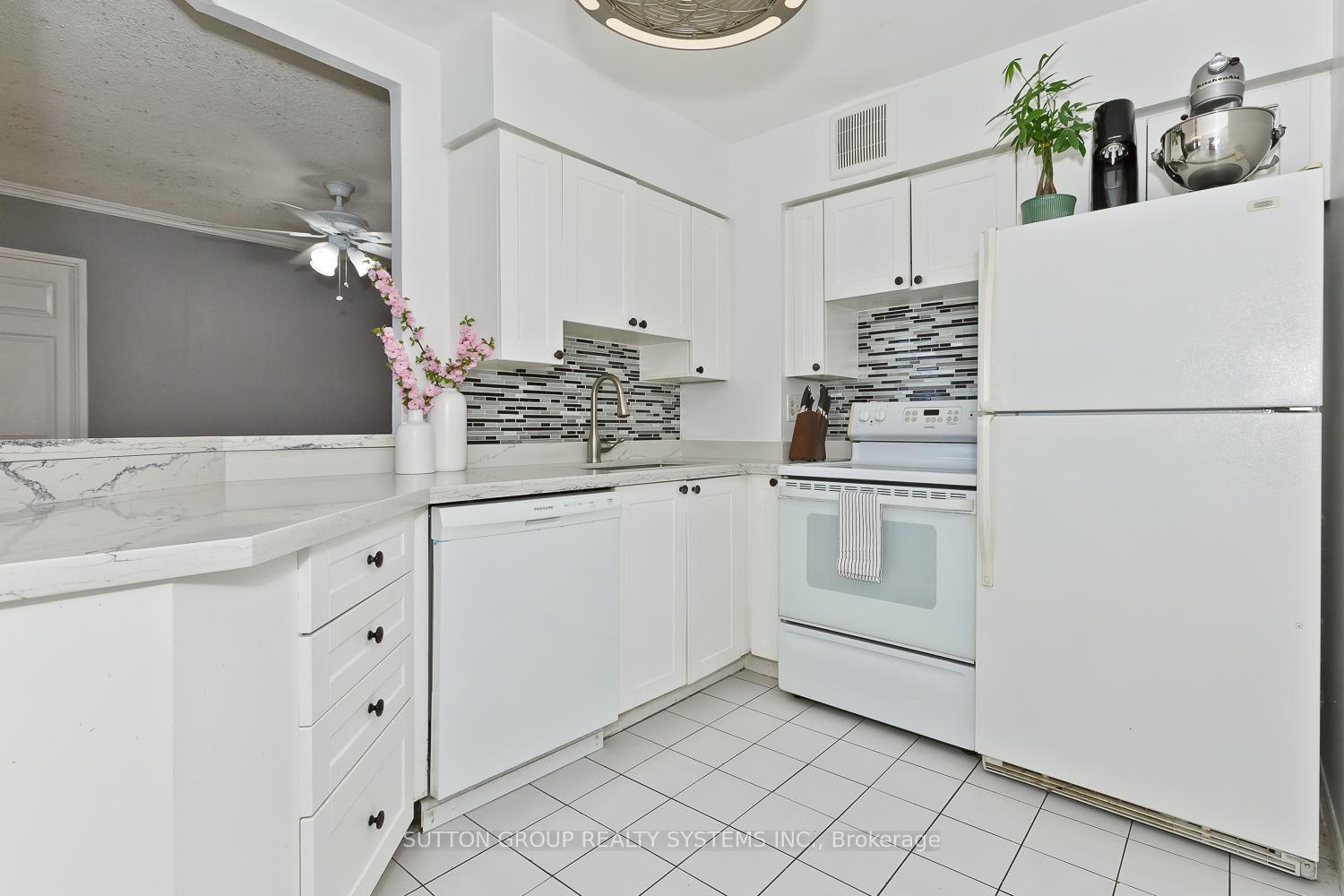 3 Bedrooms Condo at 50 Kingsbridge Garden, Mississauga For sale