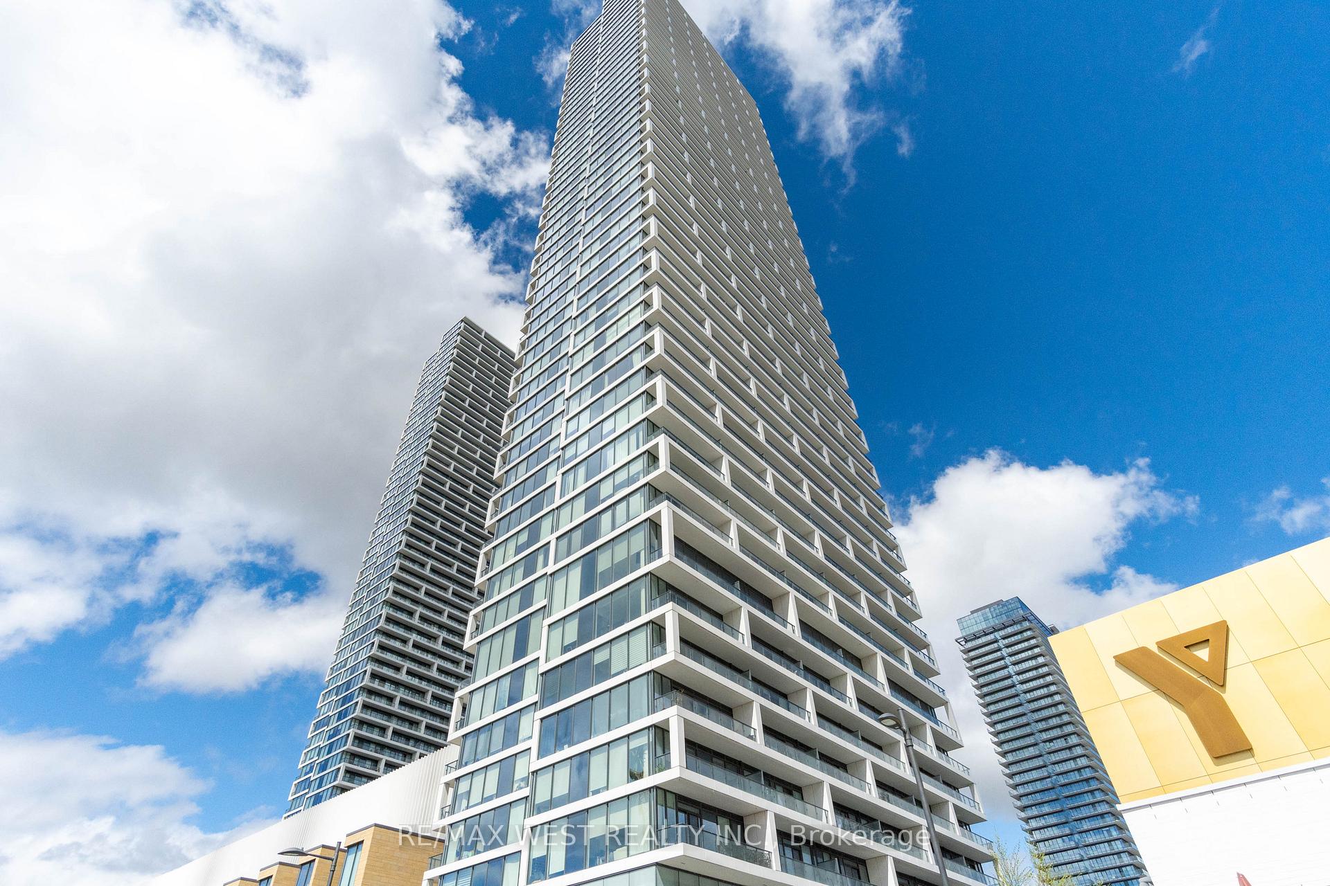 2 Bedrooms Condo at 898 Portage, Vaughan For sale
