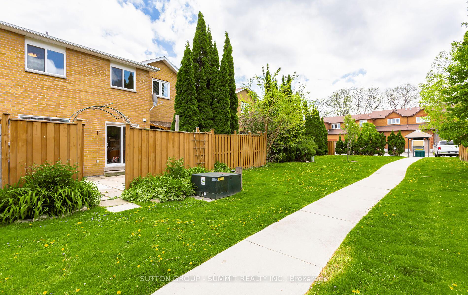 3 Bedrooms Condo at 550 Steddick, Mississauga For sale