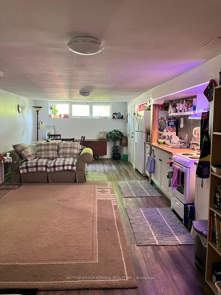 318 Avenue