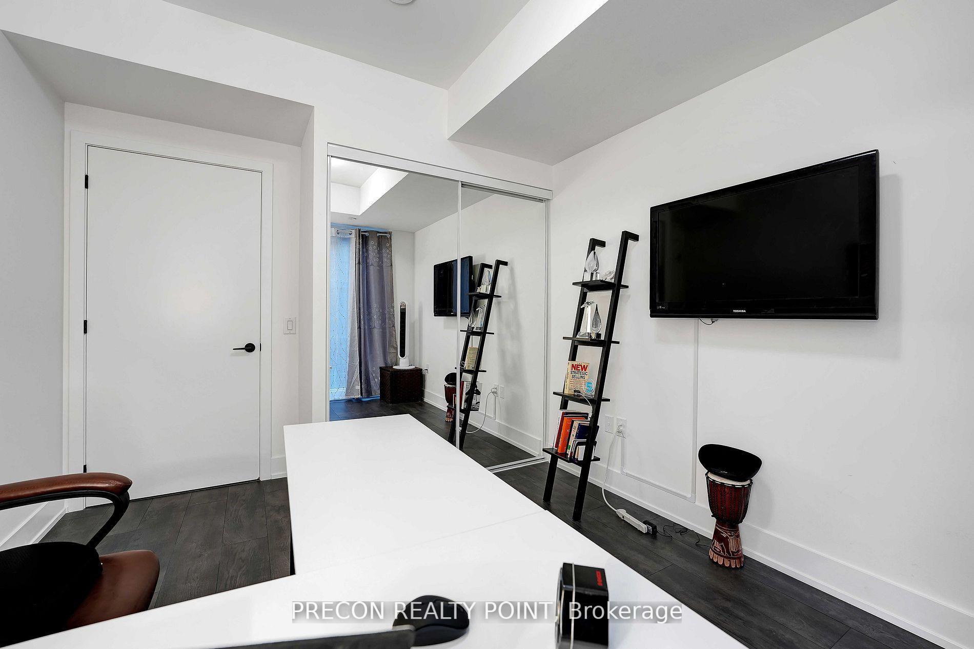 2 Bedrooms Condo at 2450 Old Bronte, Oakville For sale