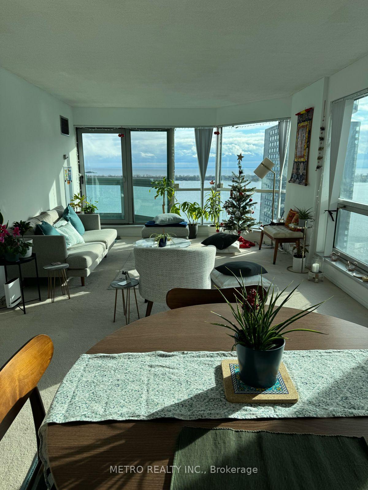 2 Bedrooms Condo at 10 Yonge, Toronto For sale