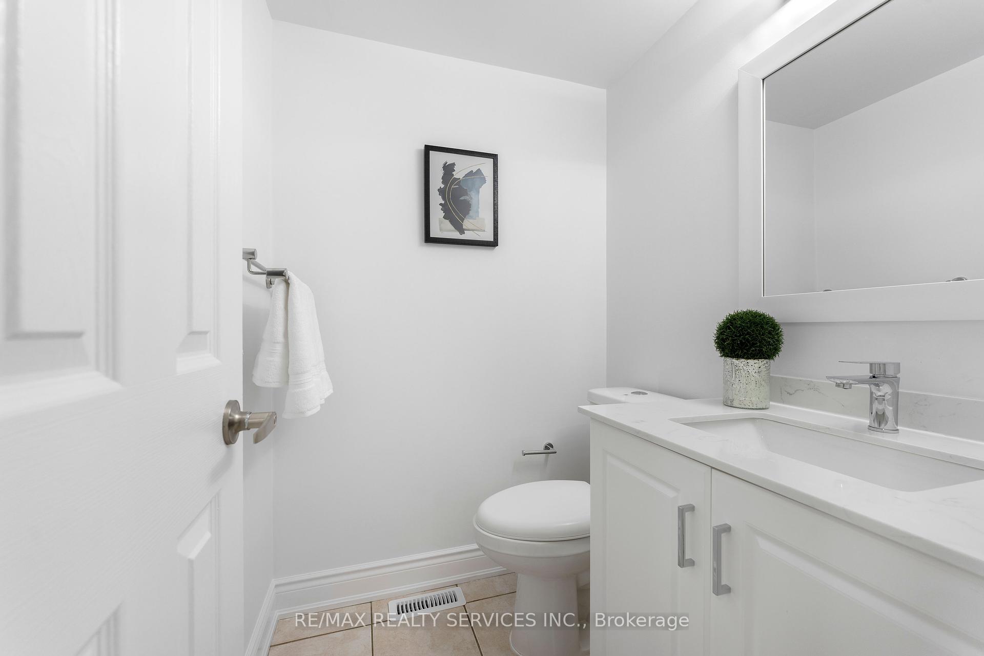 4 Bedrooms Condo at 80 Acorn, Mississauga For sale