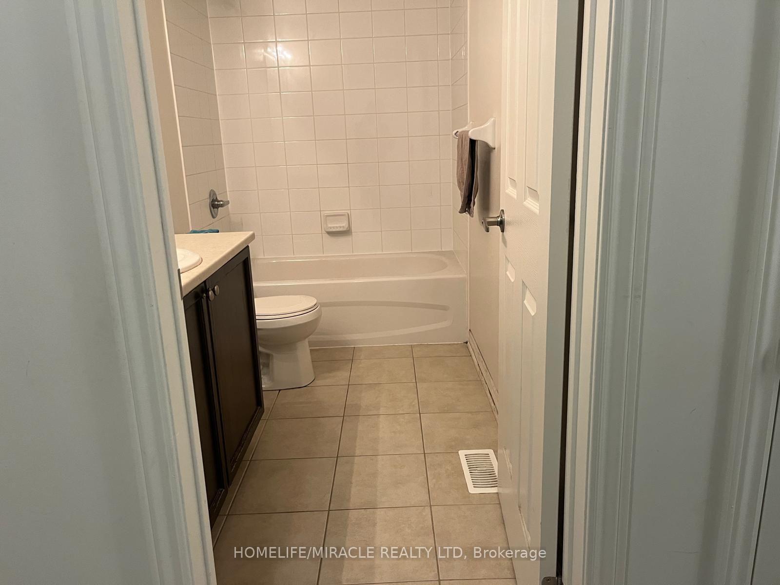 3 Bedrooms Condo at 5060 Harvard, Mississauga For sale