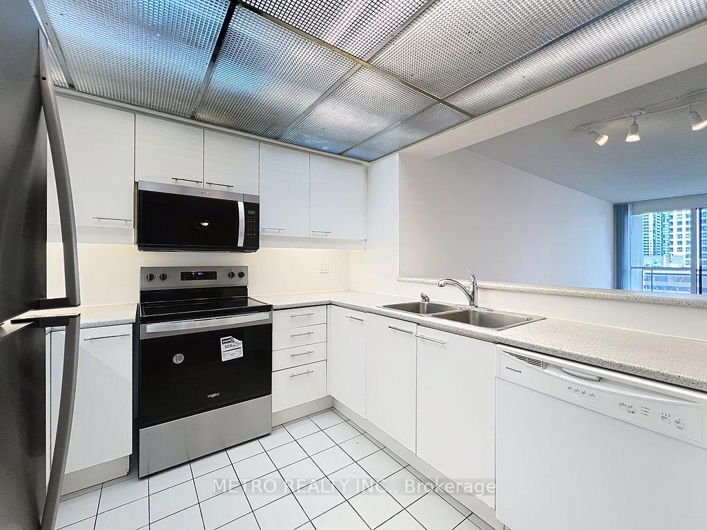 3 Bedrooms Condo at 18 Hollywood, Toronto For sale