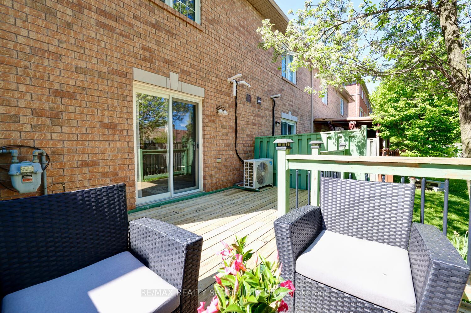 4 Bedrooms Condo at 1128 Dundas, Mississauga For sale