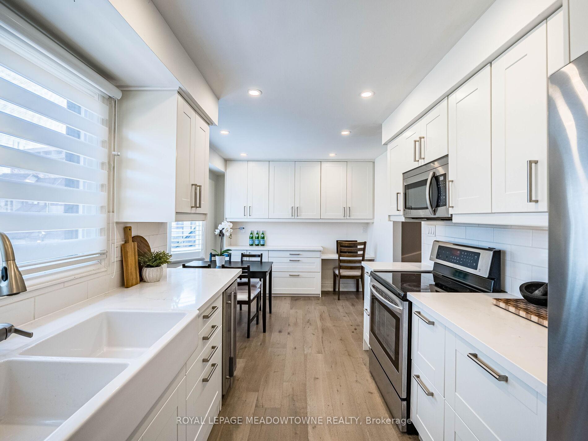 3 Bedrooms Condo at 6780 Formentera, Mississauga For sale