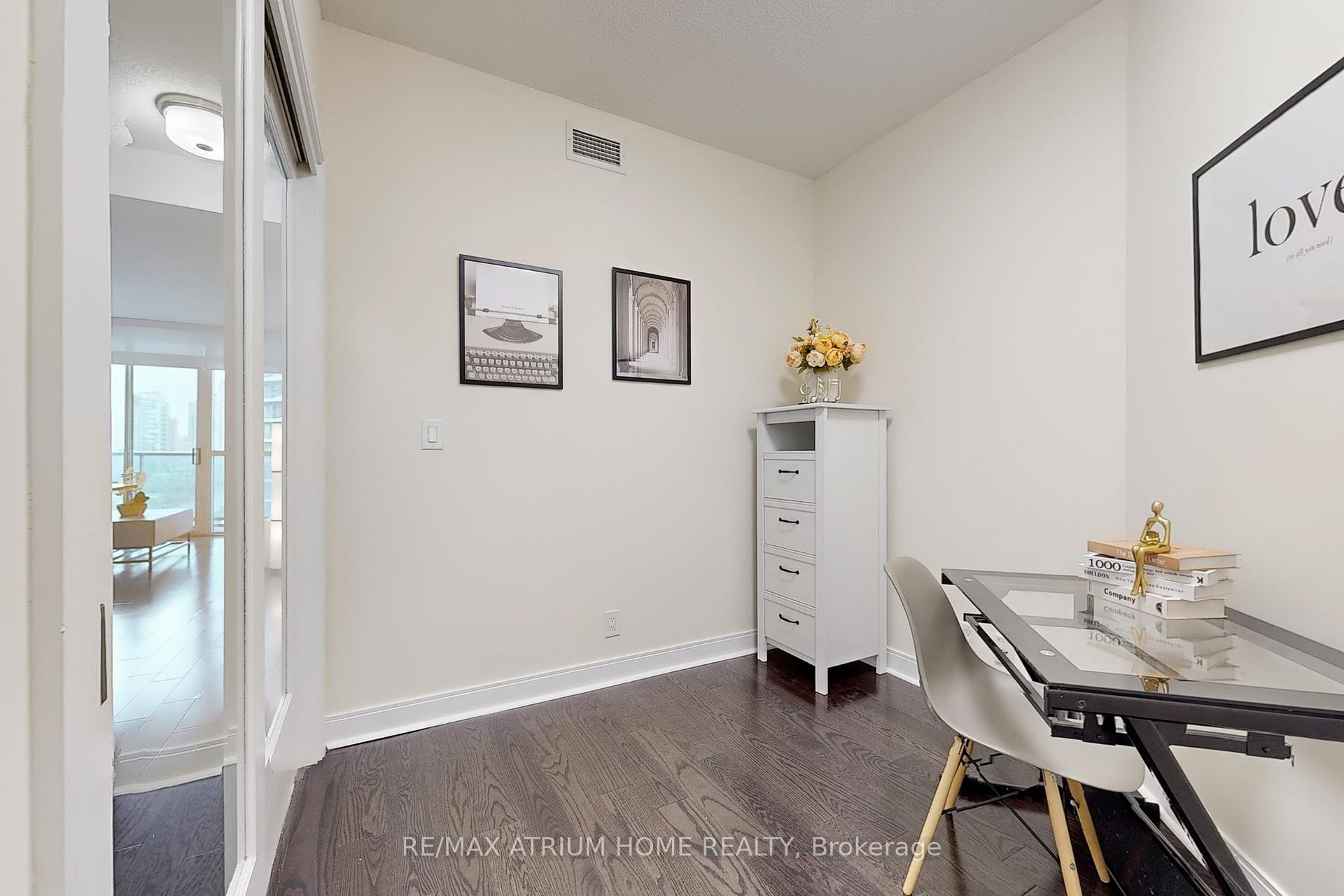 2 Bedrooms Condo at 80 Absolute, Mississauga For sale