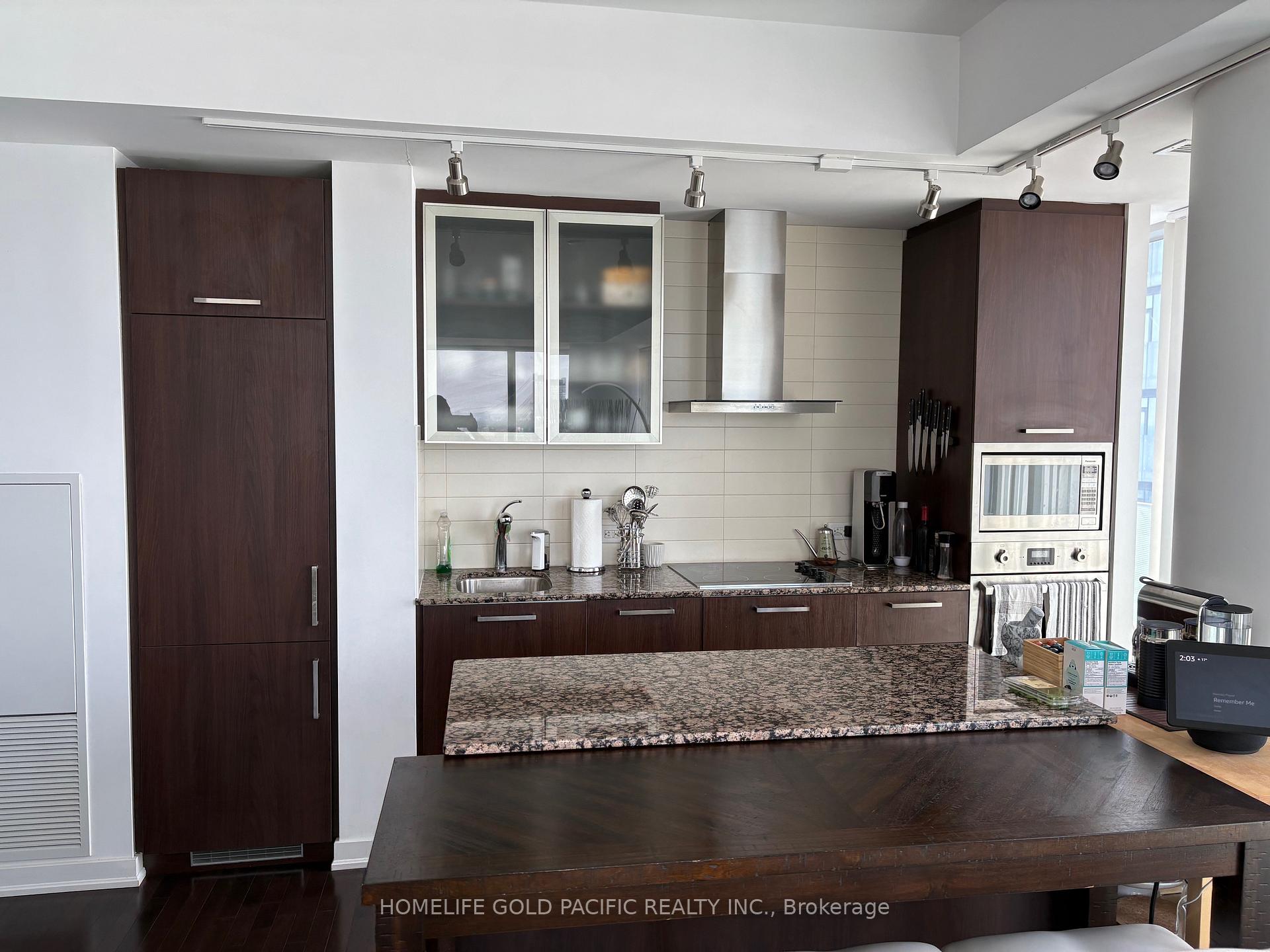 3 Bedrooms Condo at 14 York, Toronto For sale