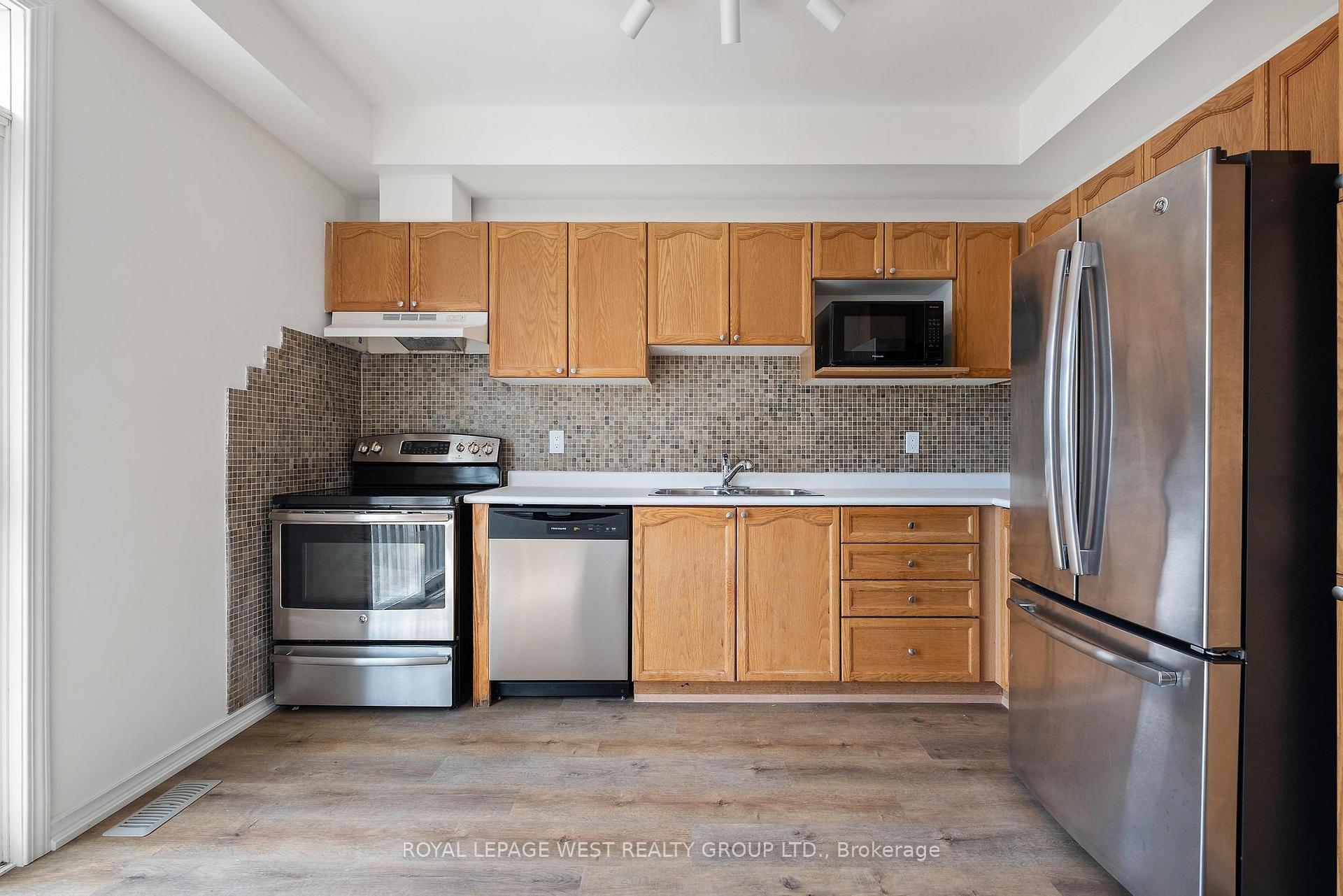 3 Bedrooms Condo at 280 Hillcrest,  Mississauga For sale