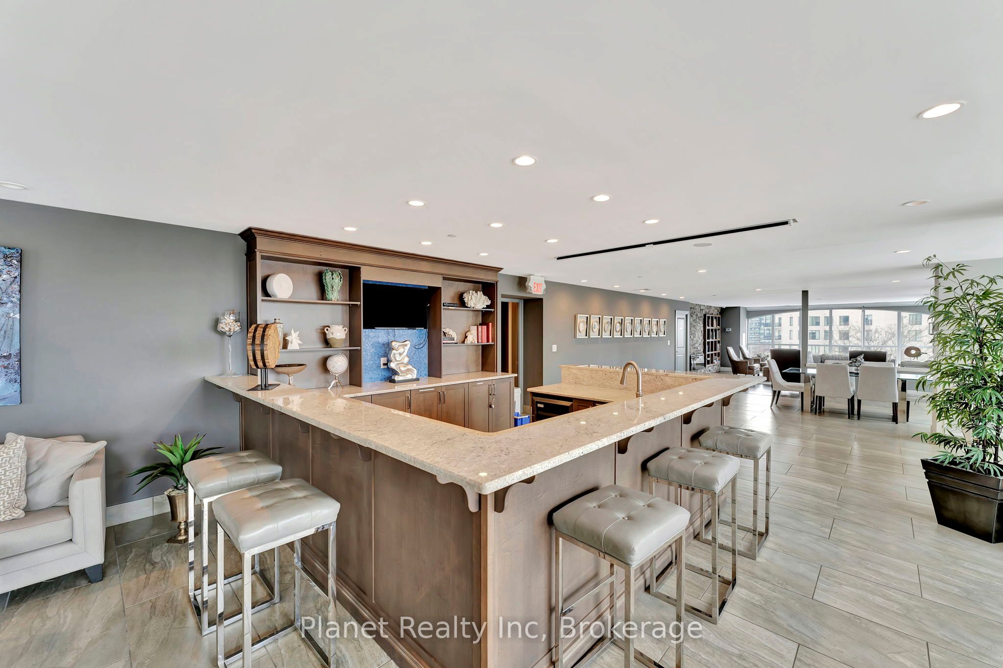 160 Macdonell Street, #906