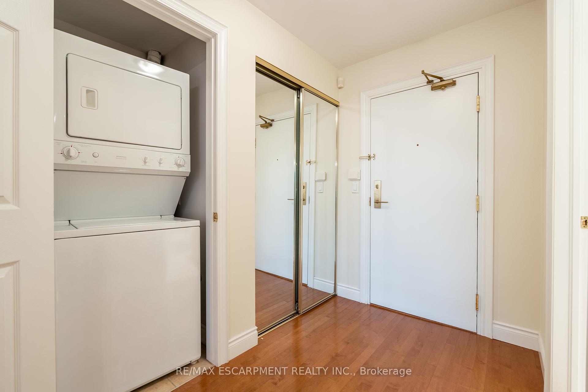2 Bedrooms Condo at 399 Elizabeth, Burlington For sale
