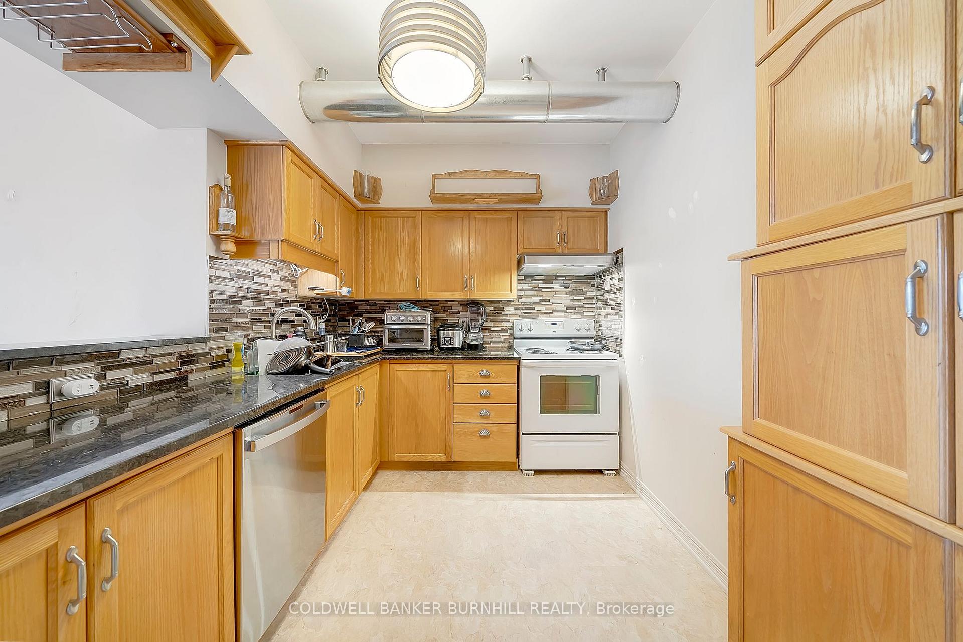 3 Bedrooms Condo at 495 Highway 8,  Hamilton For sale