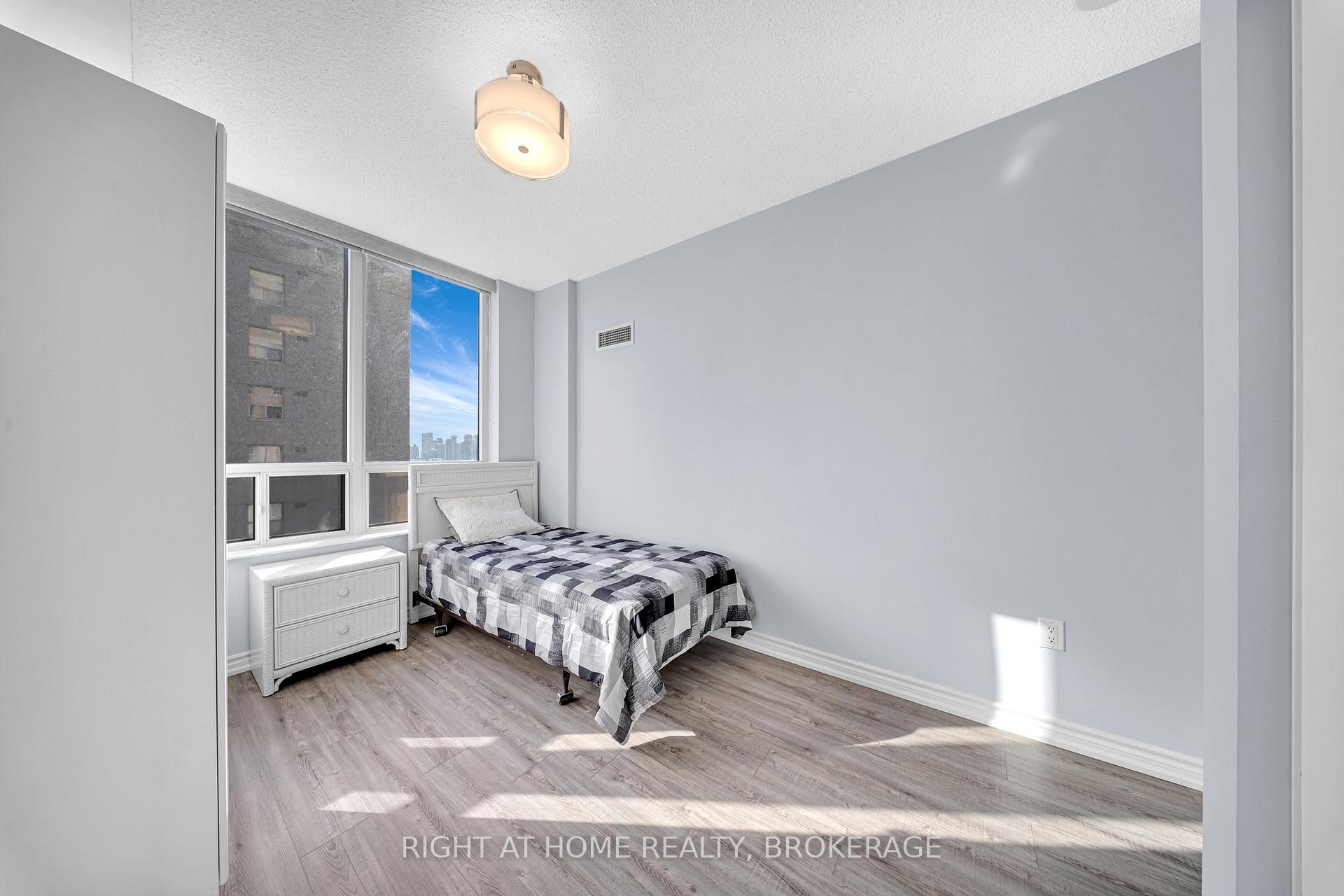 2 Bedrooms Condo at 55 STRATHAVEN, Mississauga For sale