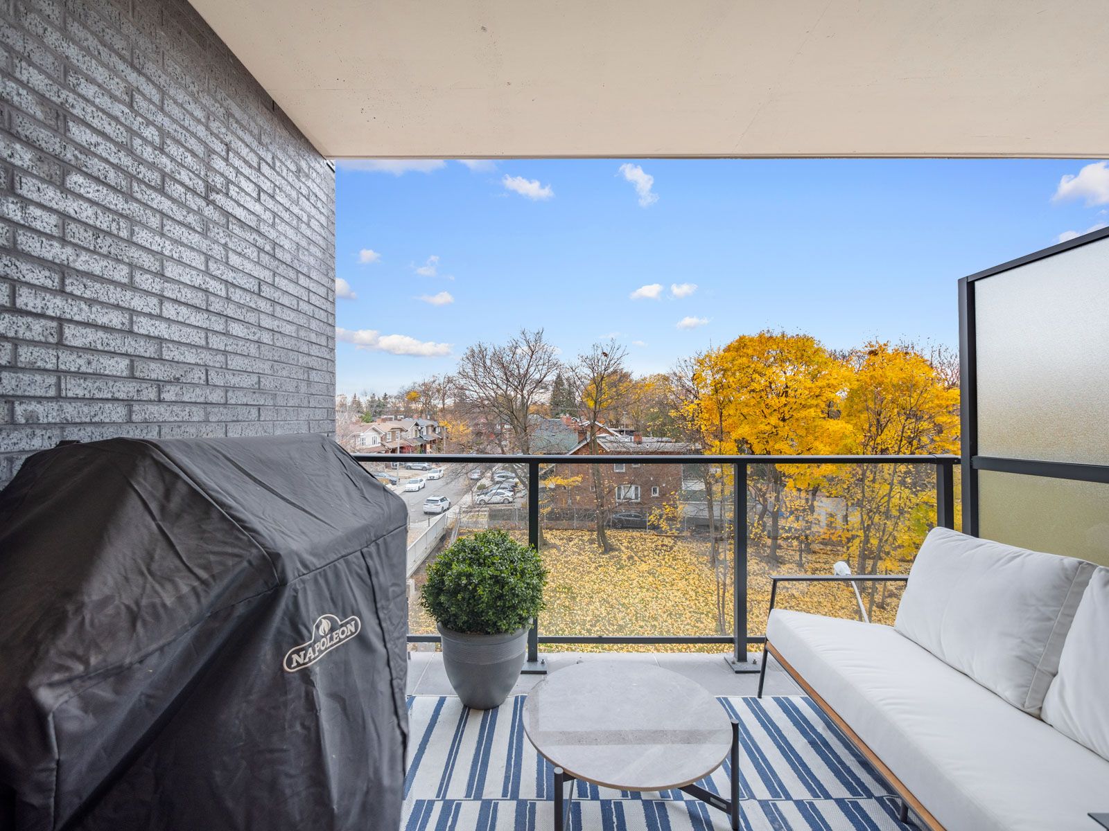 8 Manor Road W 711