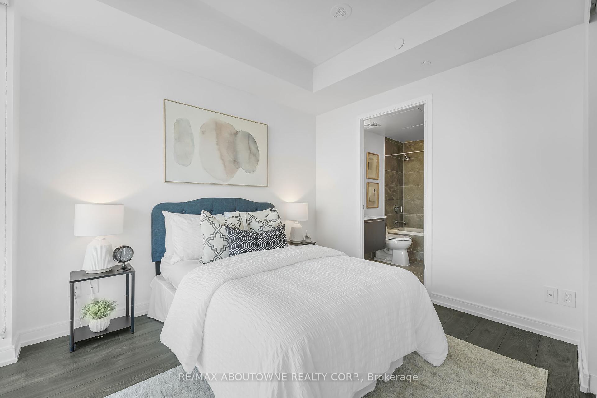 2 Bedrooms Condo at 3 Gloucester, Toronto For sale