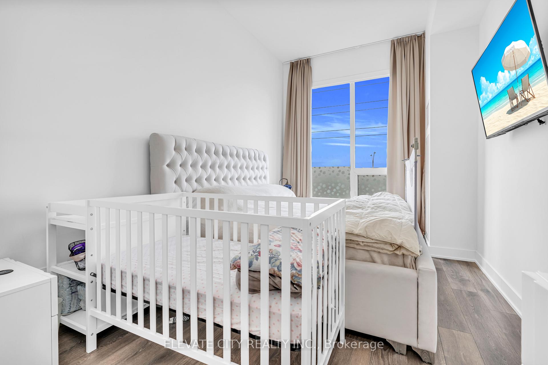 2 Bedrooms Condo at 2489 Taunton, Oakville For sale