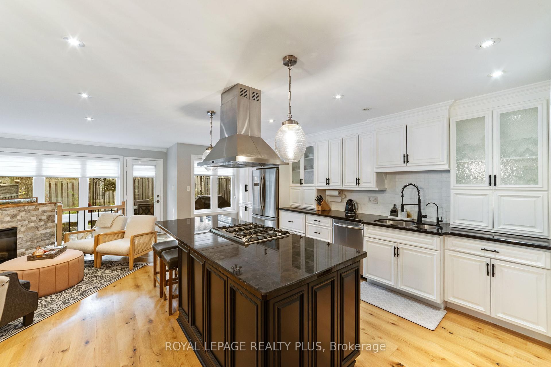 3 Bedrooms Condo at 928 Queen, Mississauga For sale