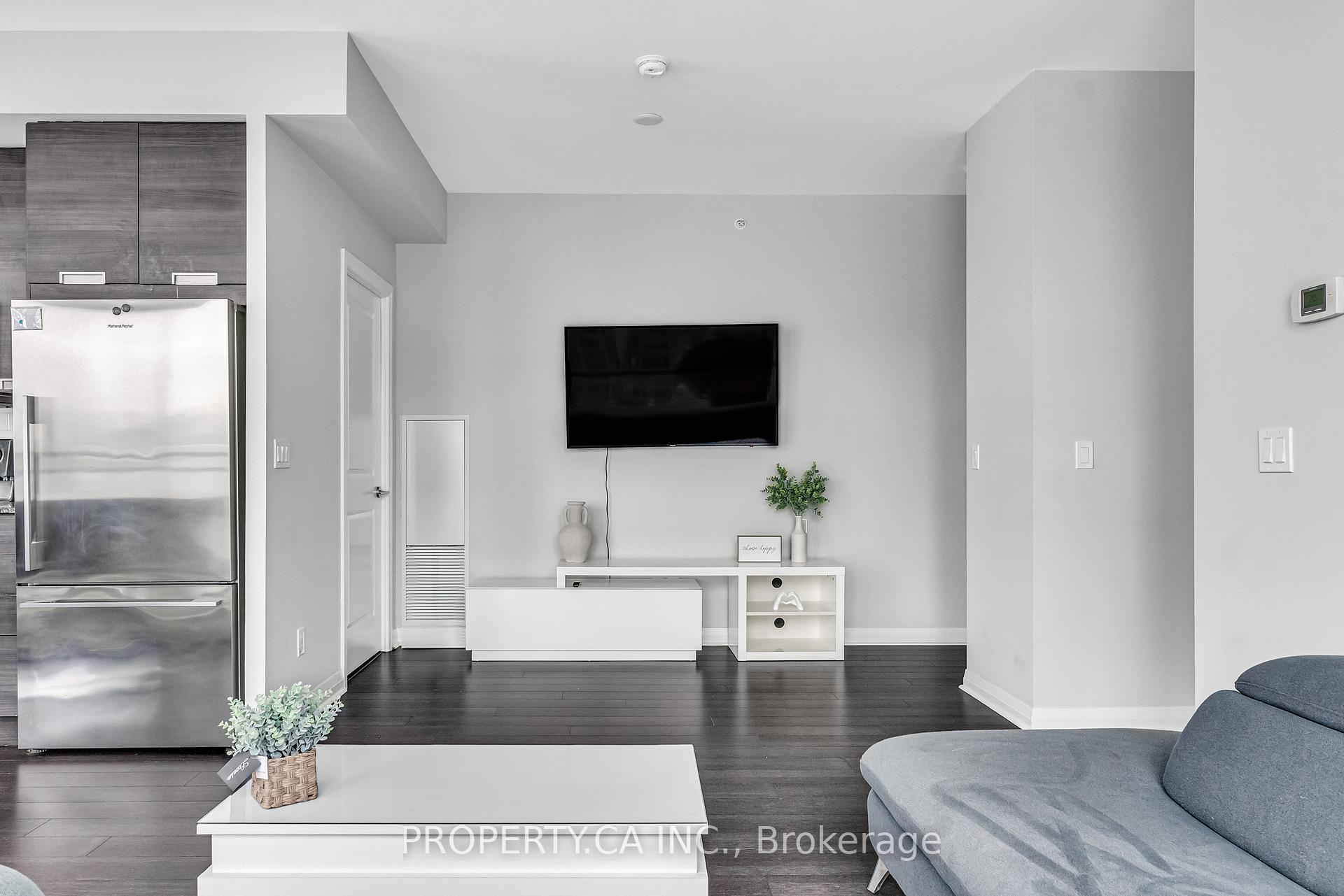 2 Bedrooms Condo at 55 Eglinton, Mississauga For sale