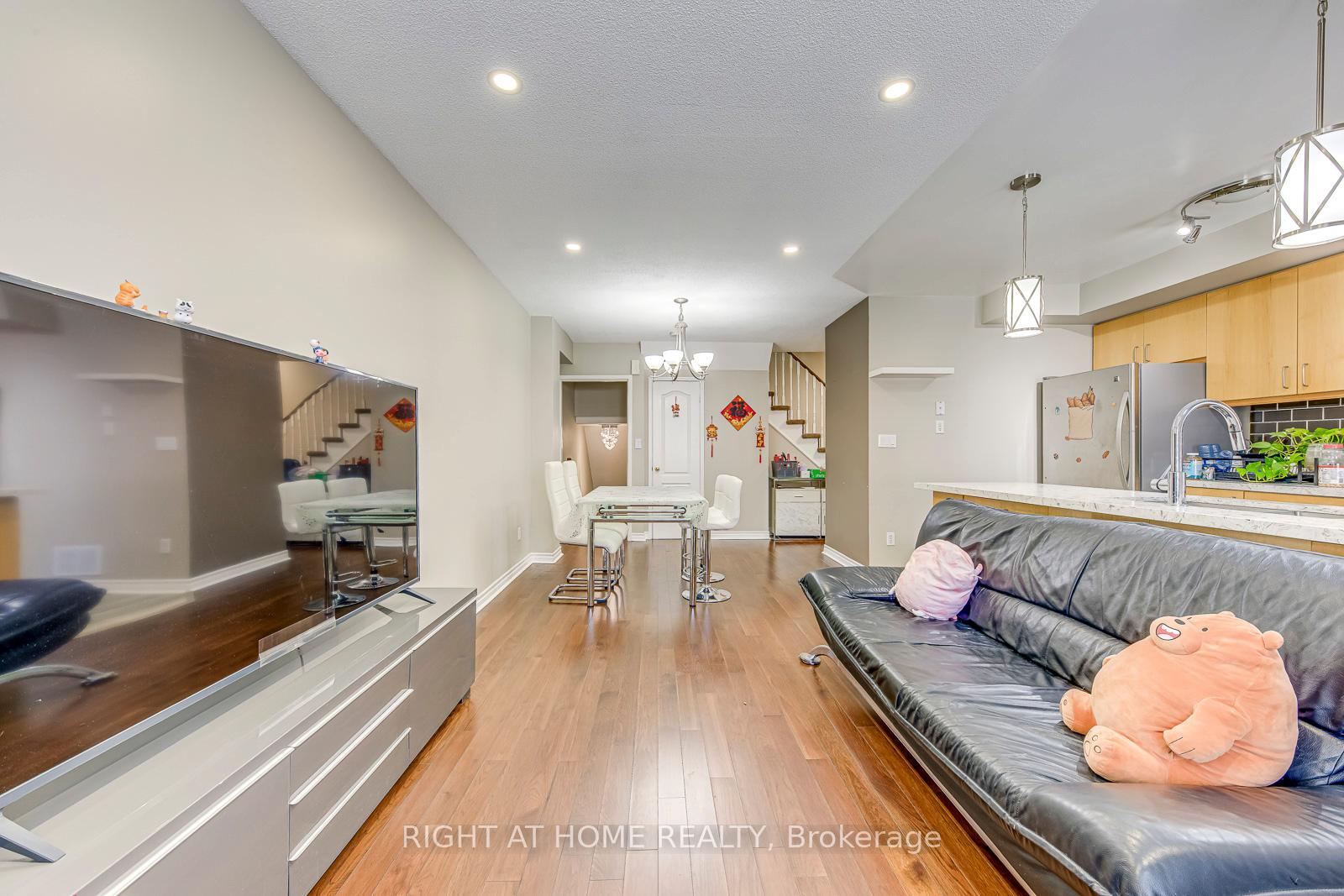 2 Bedrooms Condo at 605 Shoreline, Mississauga For sale
