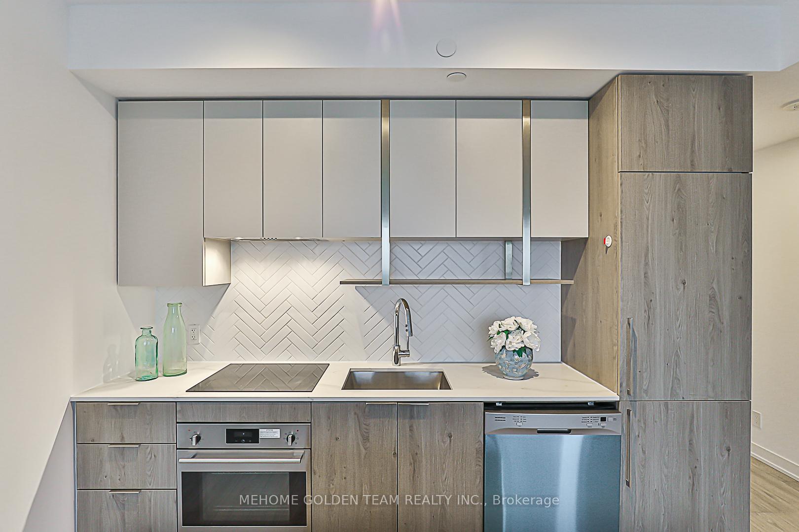 3 Bedrooms Condo at 15 Holmes, Toronto For sale