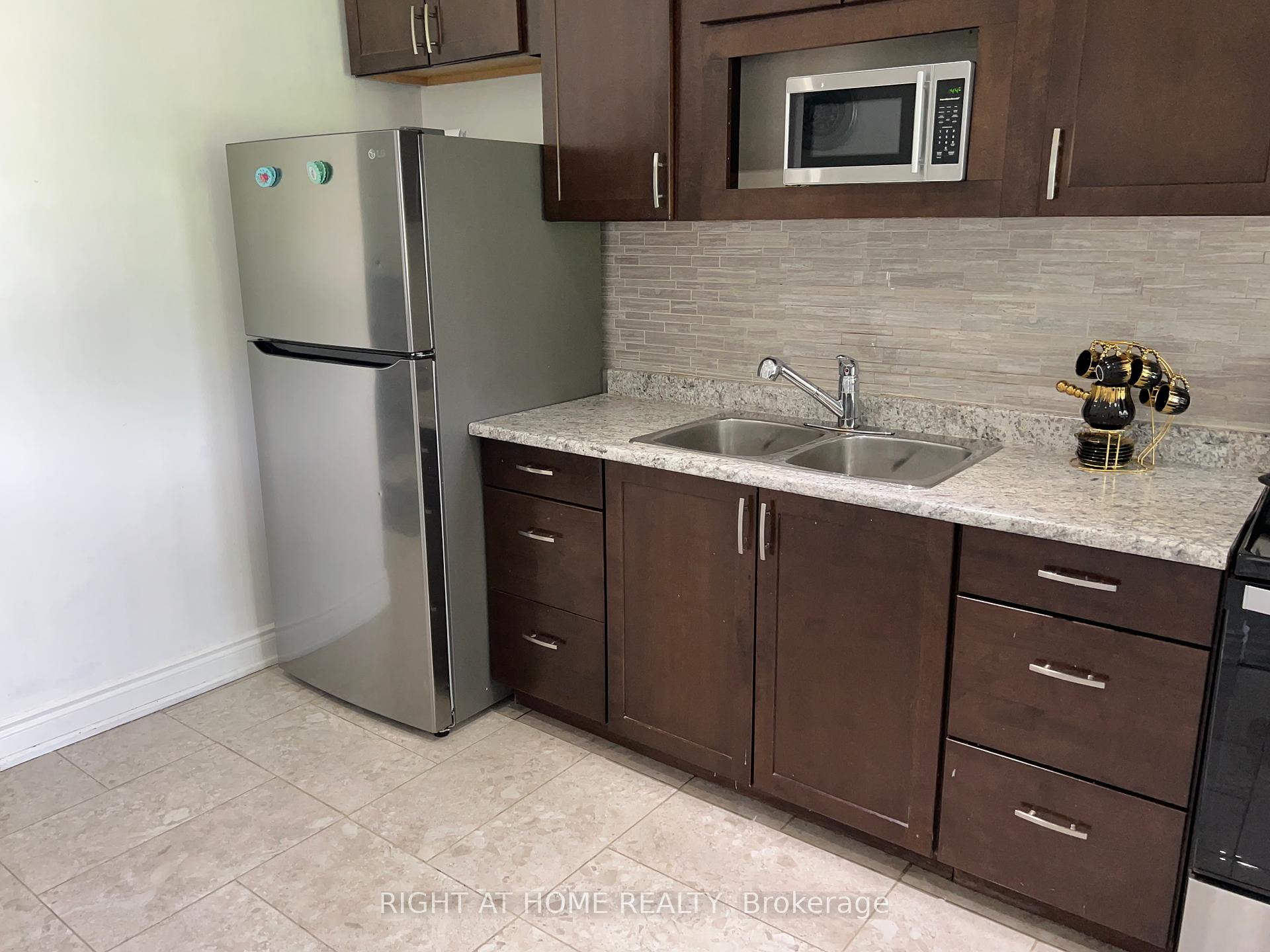 5 Bedrooms Condo at 3040 Constitution, Mississauga For sale