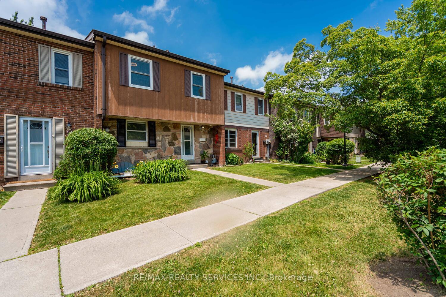 5 Bedrooms Condo at 2825 Gananoque, Mississauga For sale