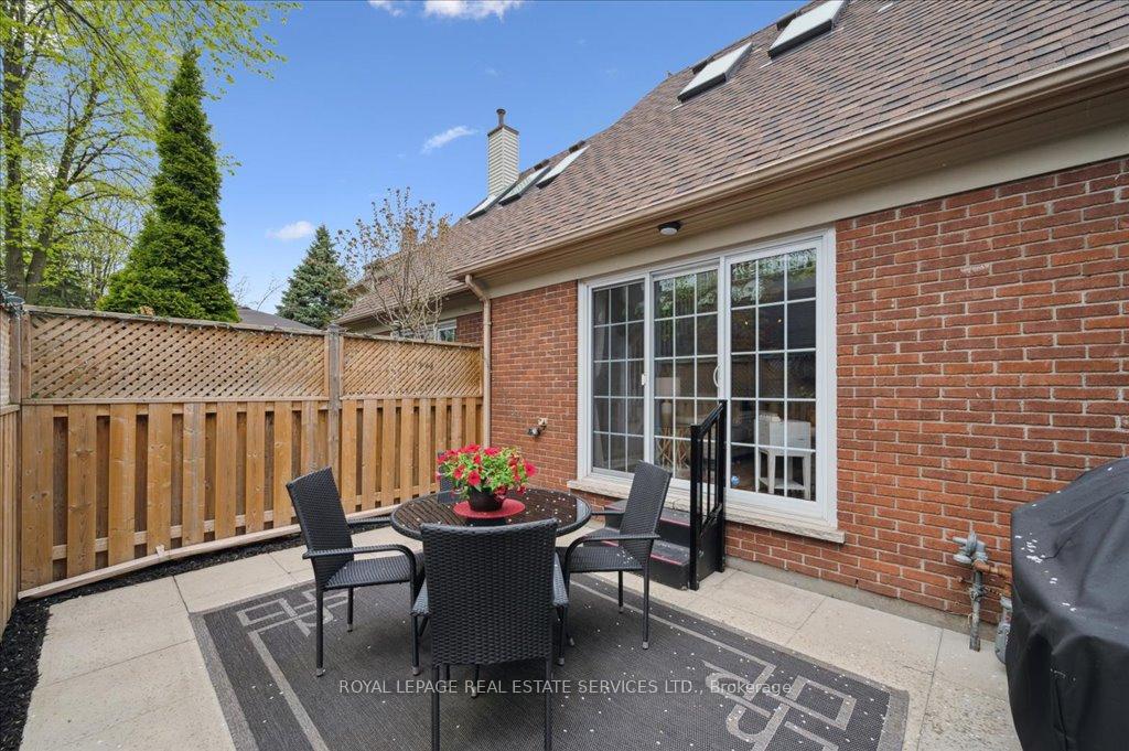 2 Bedrooms Condo at 1275 Maple Crossing, Burlington For sale