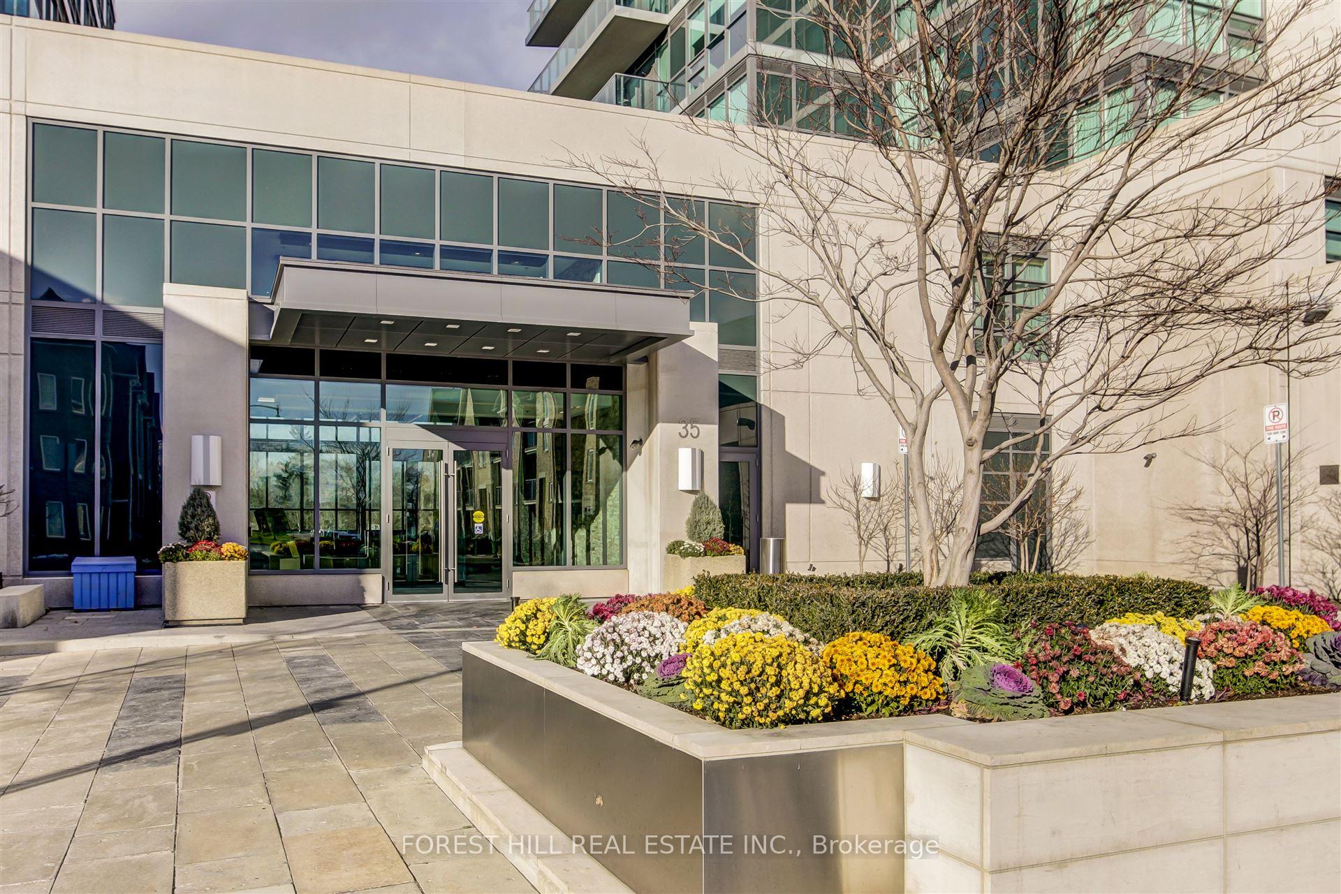 4 Bedrooms Condo at 35 Brian Peck, Toronto For sale