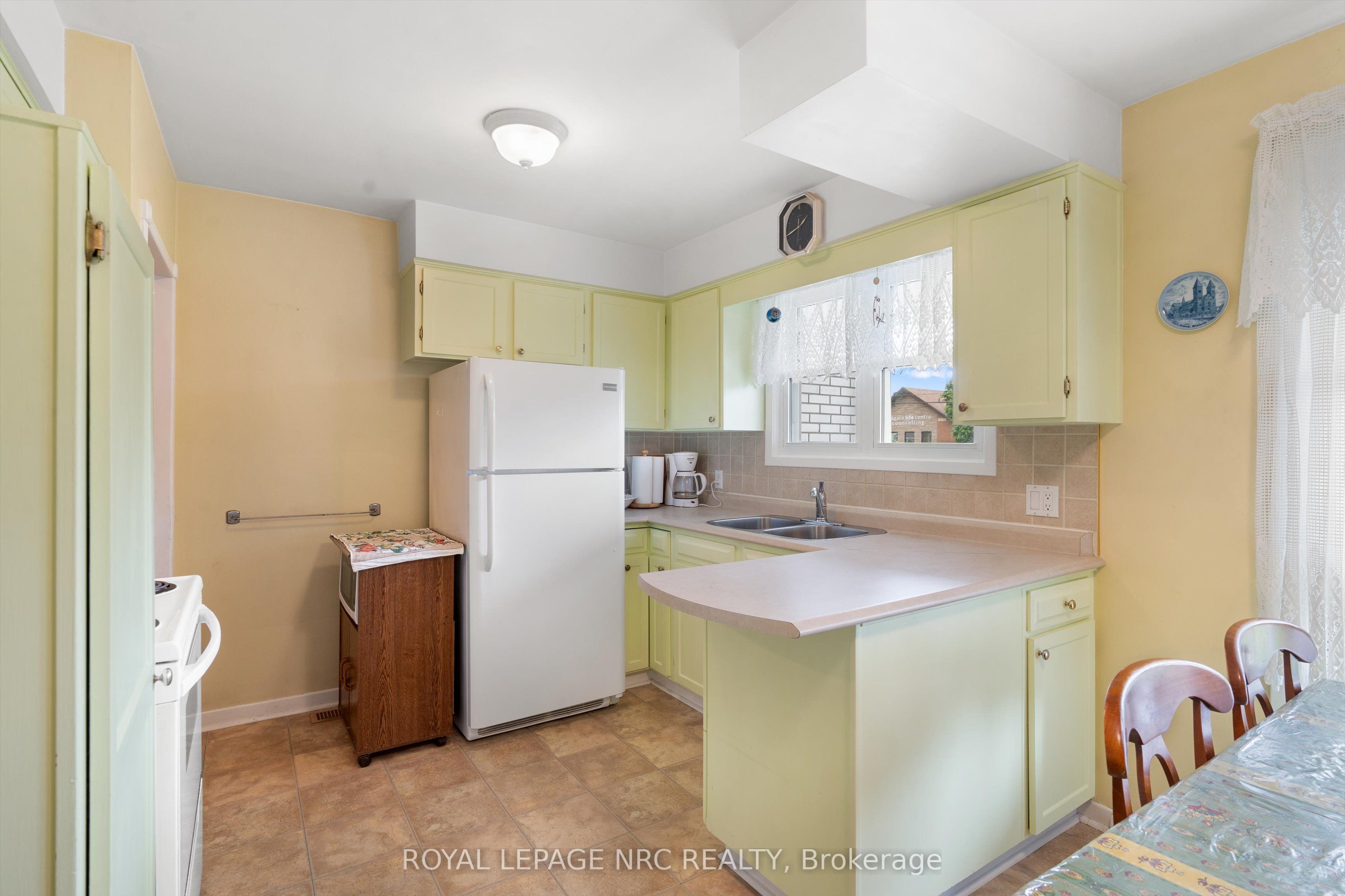 96 Lakeshore Road