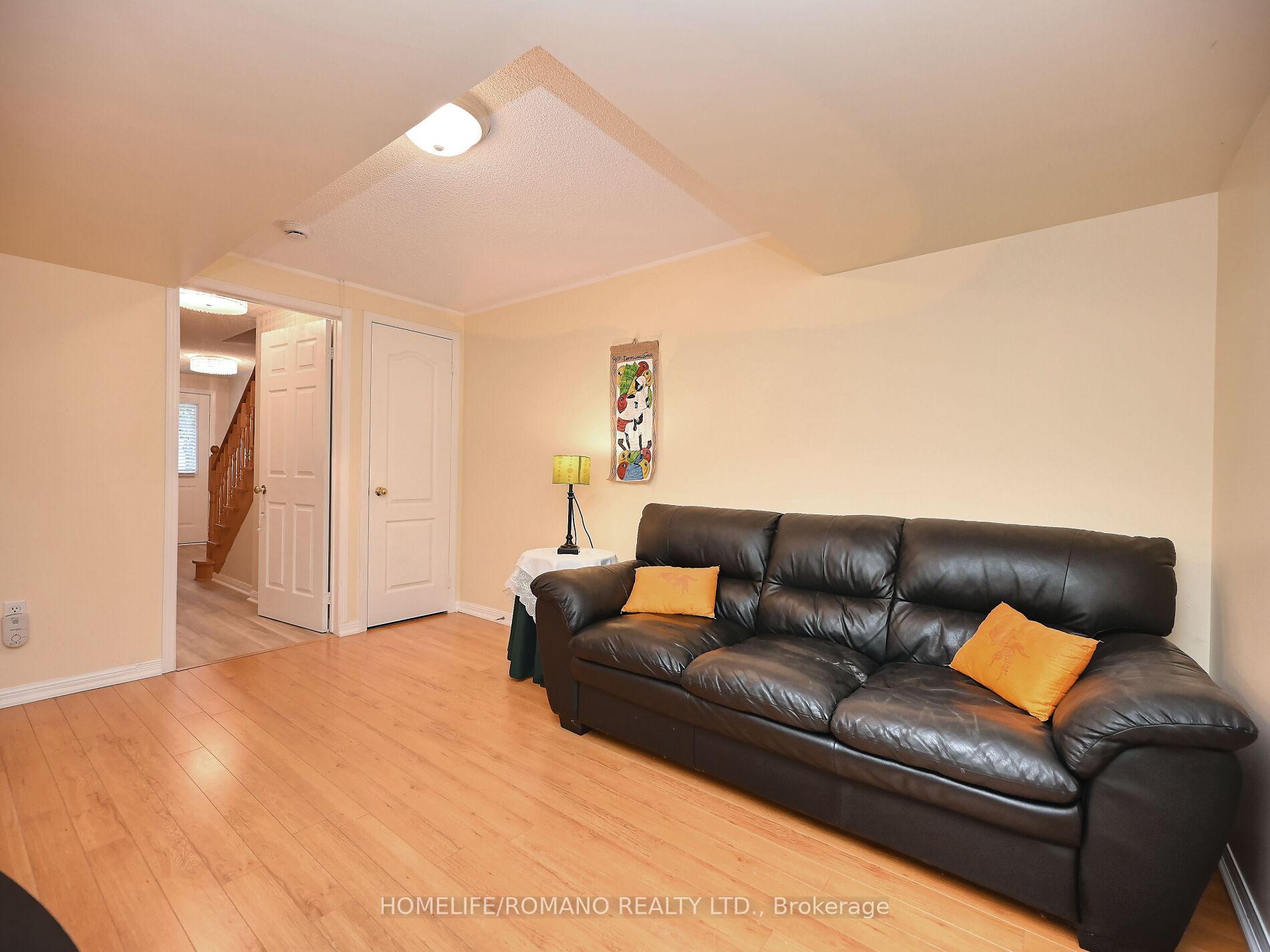 4 Bedrooms Condo at 3030 Breakwater, Mississauga For sale