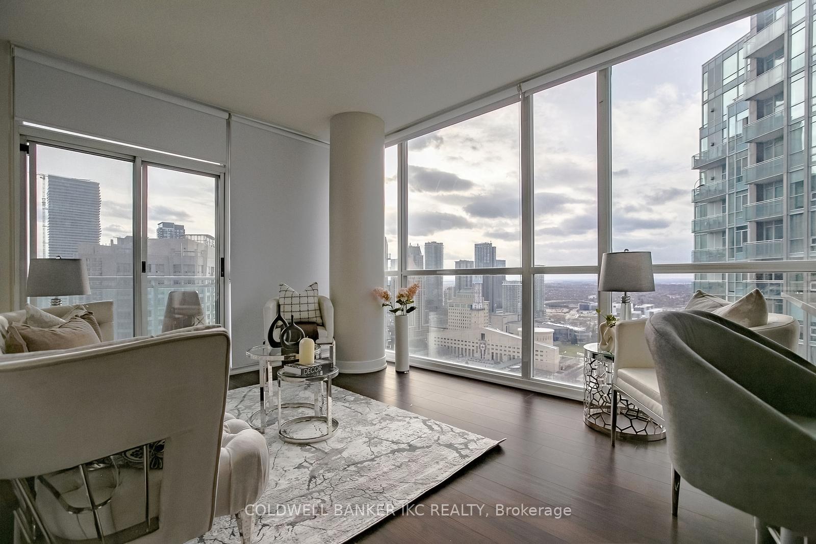 2 Bedrooms Condo at 223 Webb, Mississauga For sale
