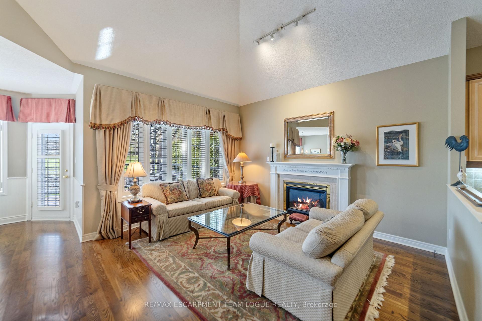 3 Bedrooms Semi-Detached at 4144 STONEBRIDGE,  Burlington For sale