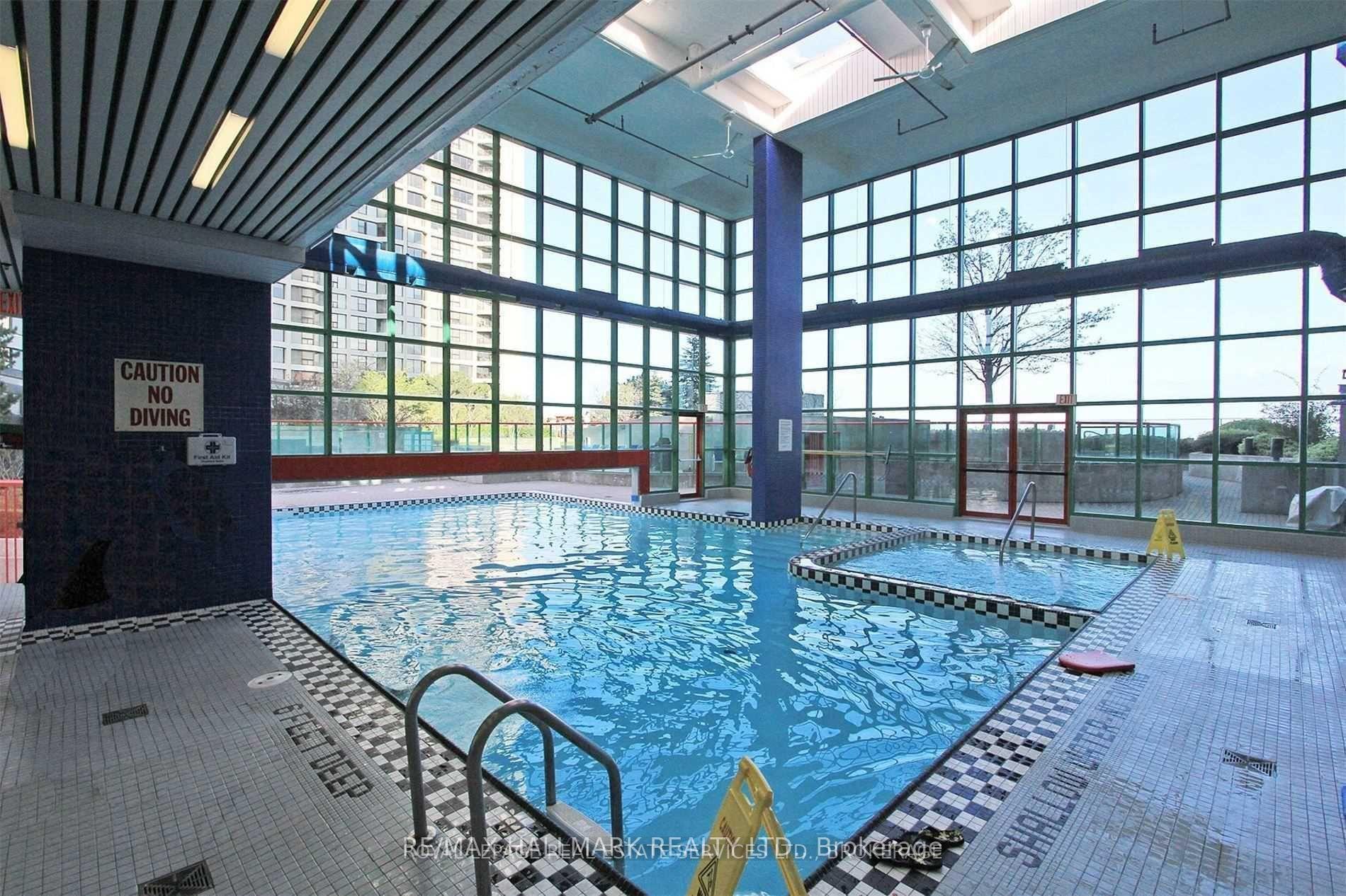 2 Bedrooms Condo at 77 Harbour, Toronto For sale