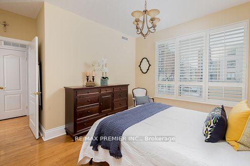 2 Bedrooms Condo at 53 Woodbridge, Vaughan For sale