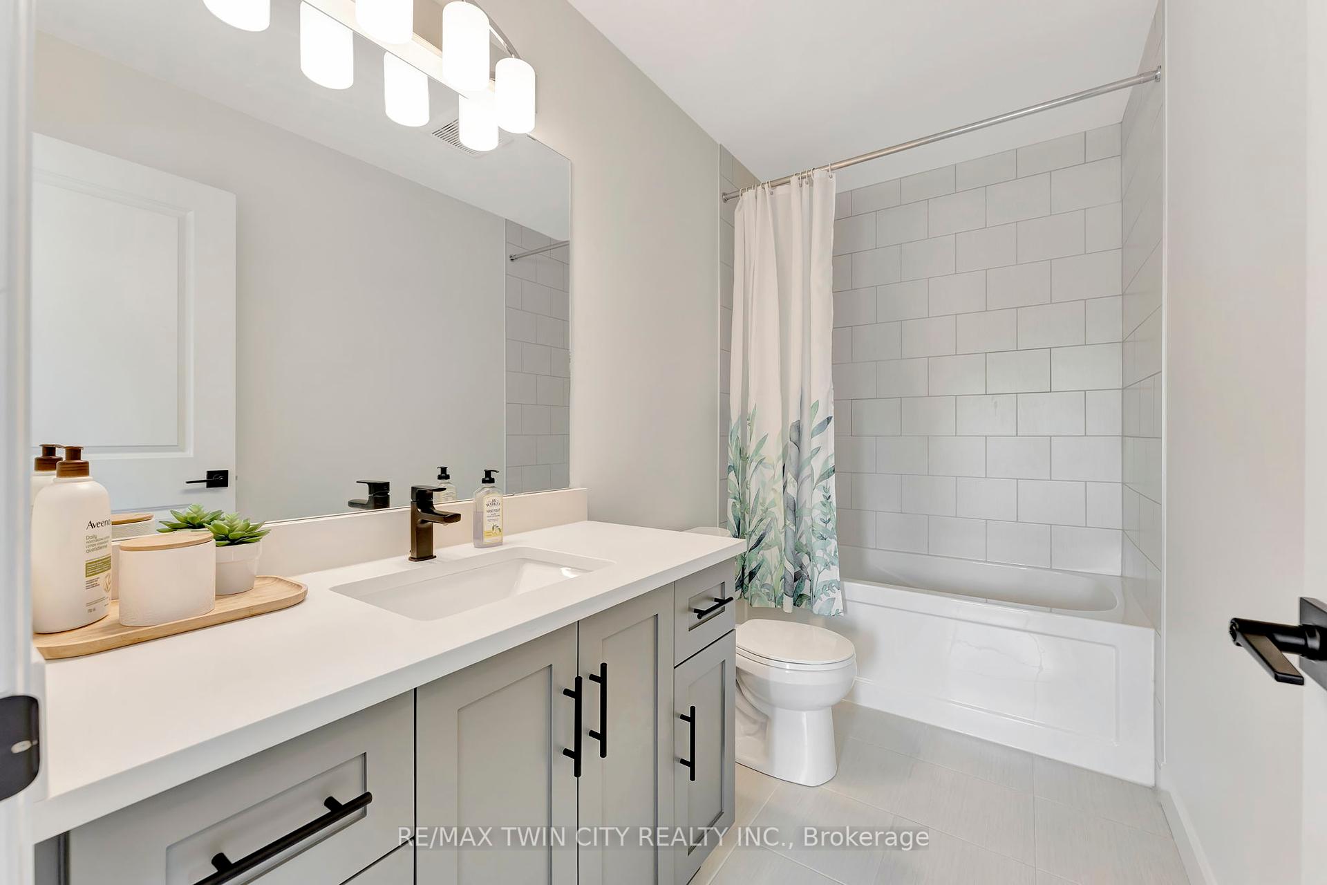 3 Bedrooms Condo at 4 Southam, Hamilton For sale