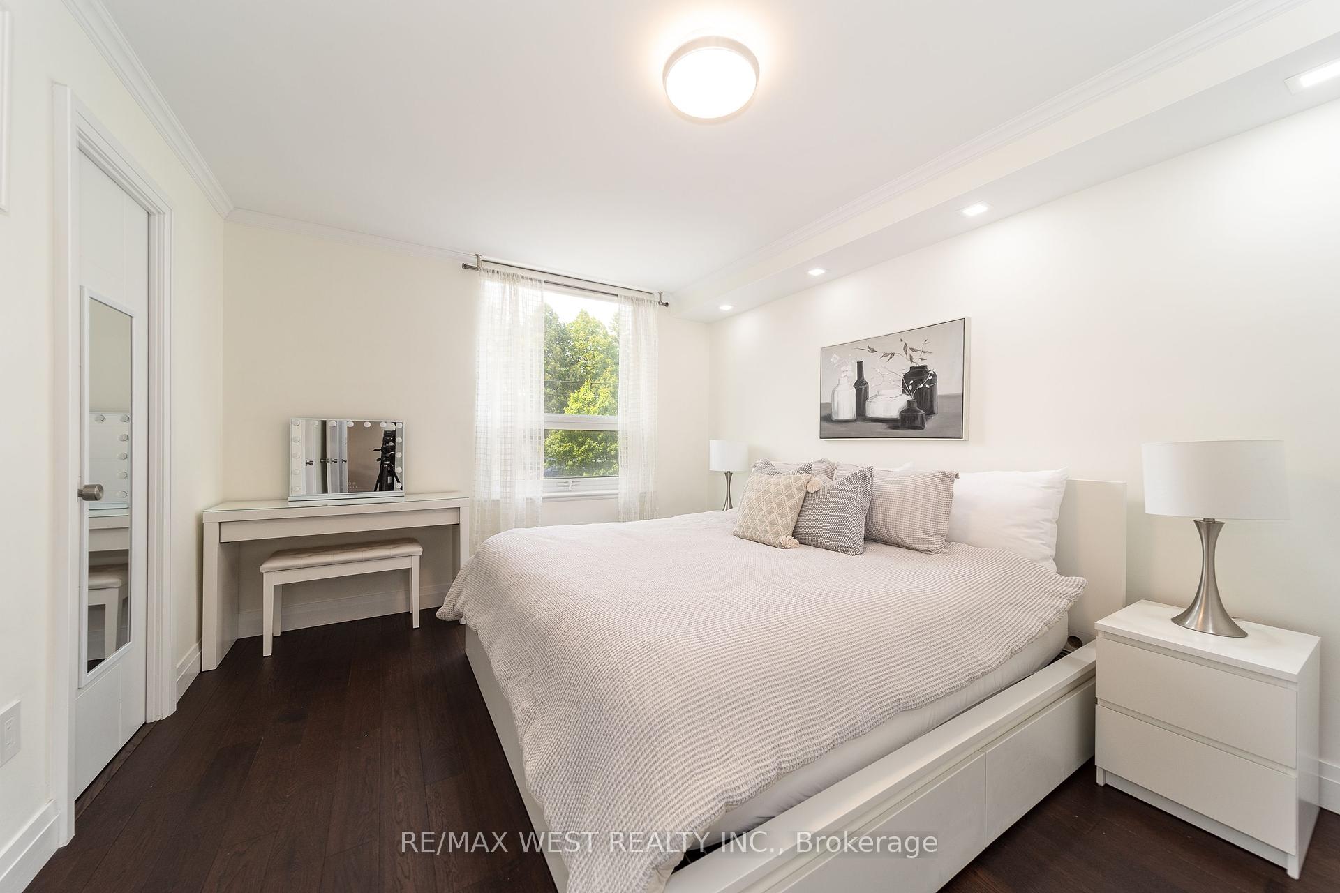 4 Bedrooms Condo at 61 Richview, Toronto For sale