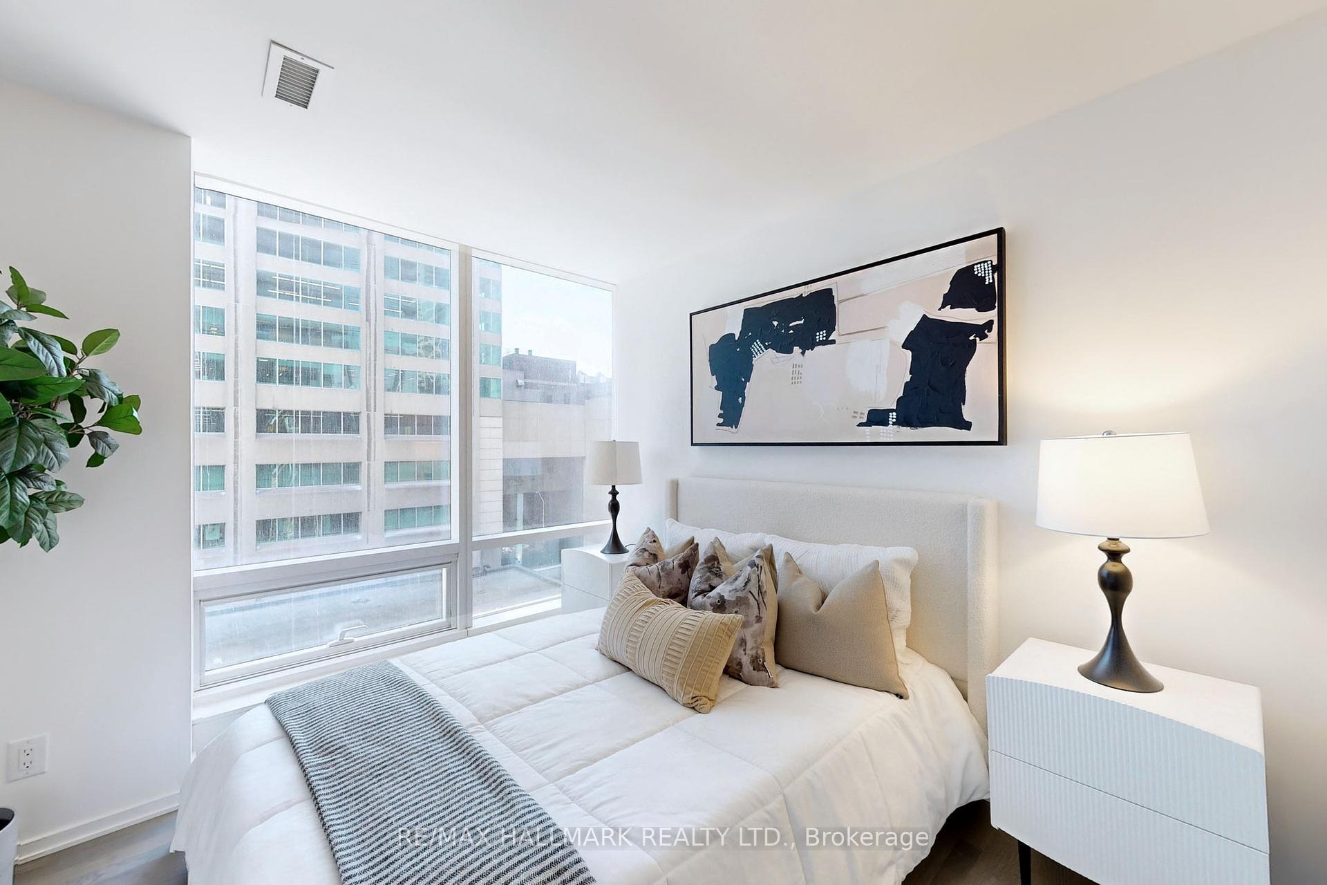 3 Bedrooms Condo at 1 Bloor,  Toronto For sale