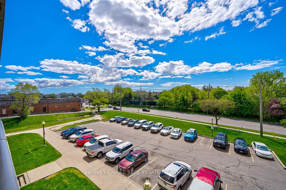 2000 Sheppard Avenue W 411