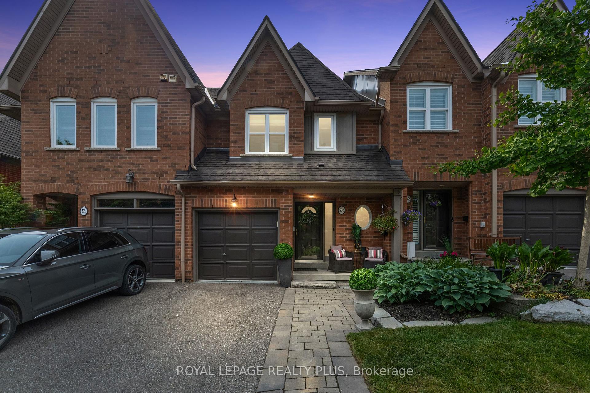 3 Bedrooms Condo at 928 Queen, Mississauga For sale
