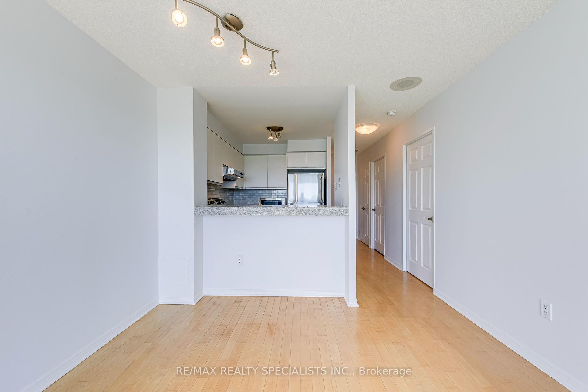 2 Bedrooms Condo at 2177 Burnhamthorpe, Mississauga For sale