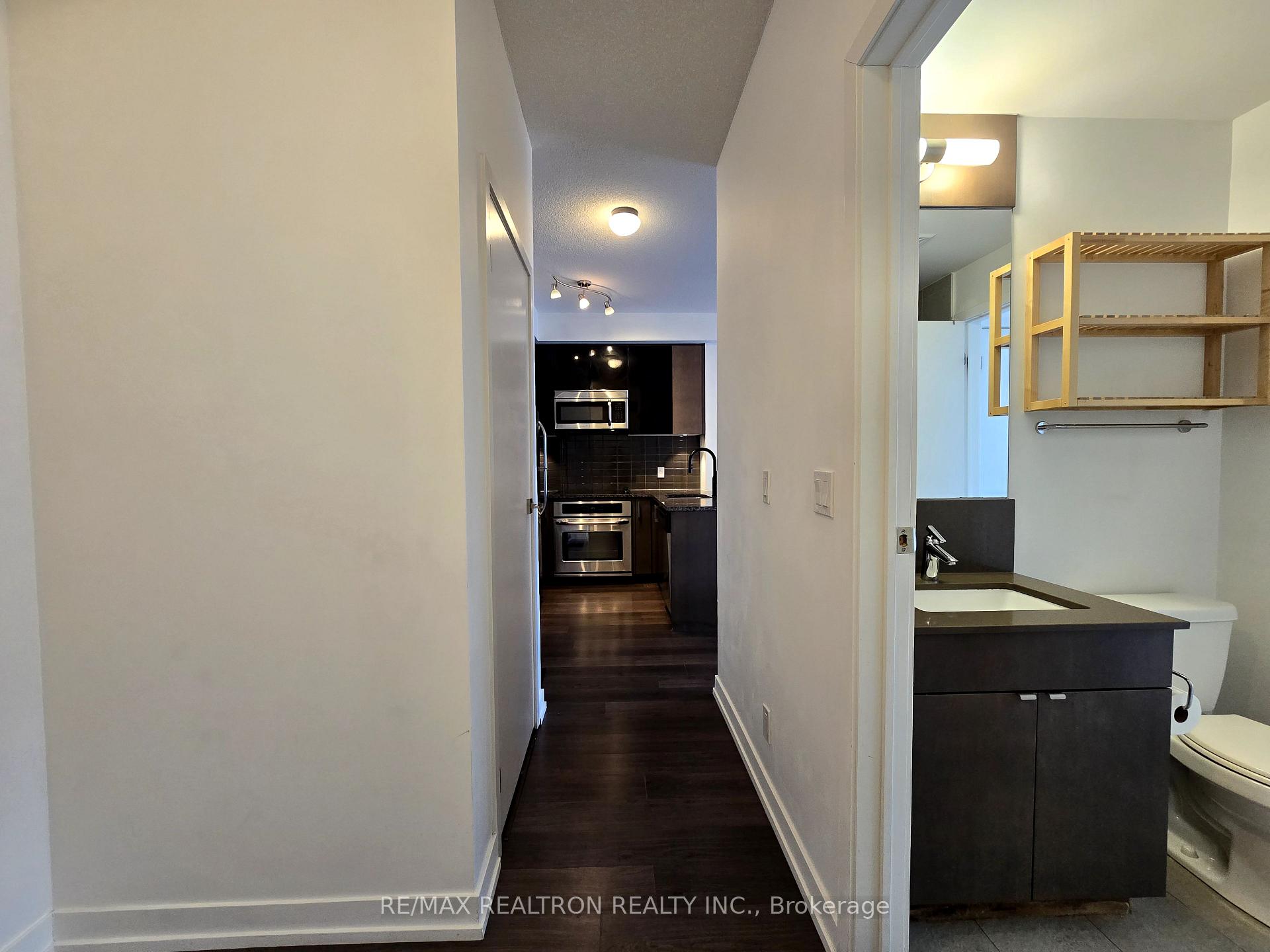 2 Bedrooms Condo at 89 Dunfield,  Toronto For sale