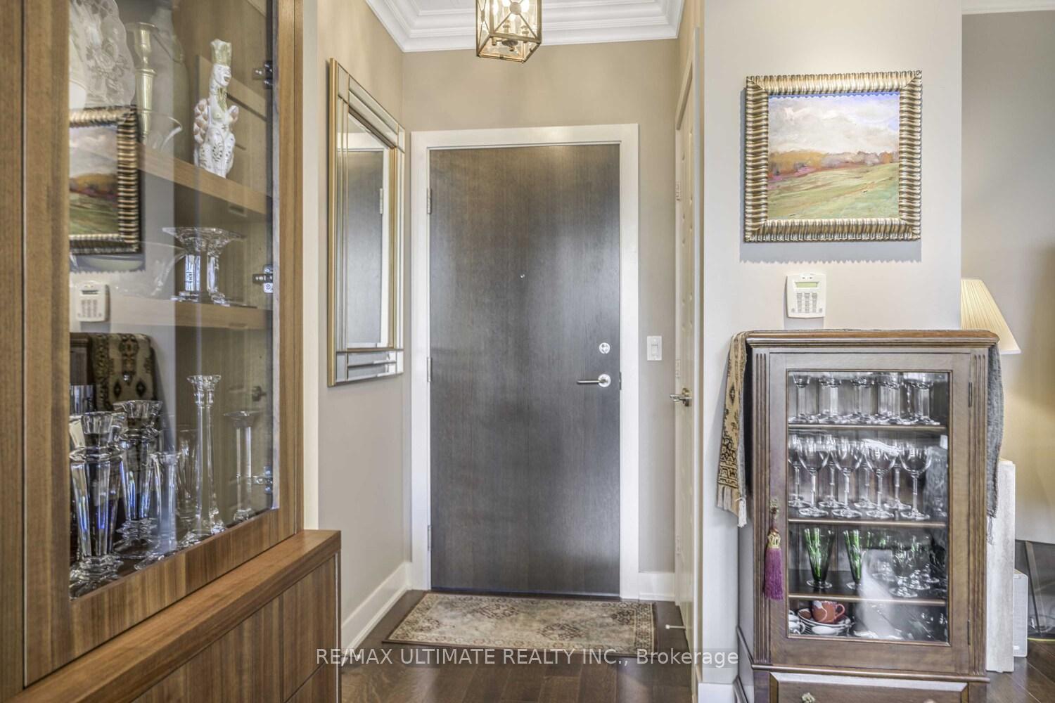 2 Bedrooms Condo at 28 Linden, Toronto For sale