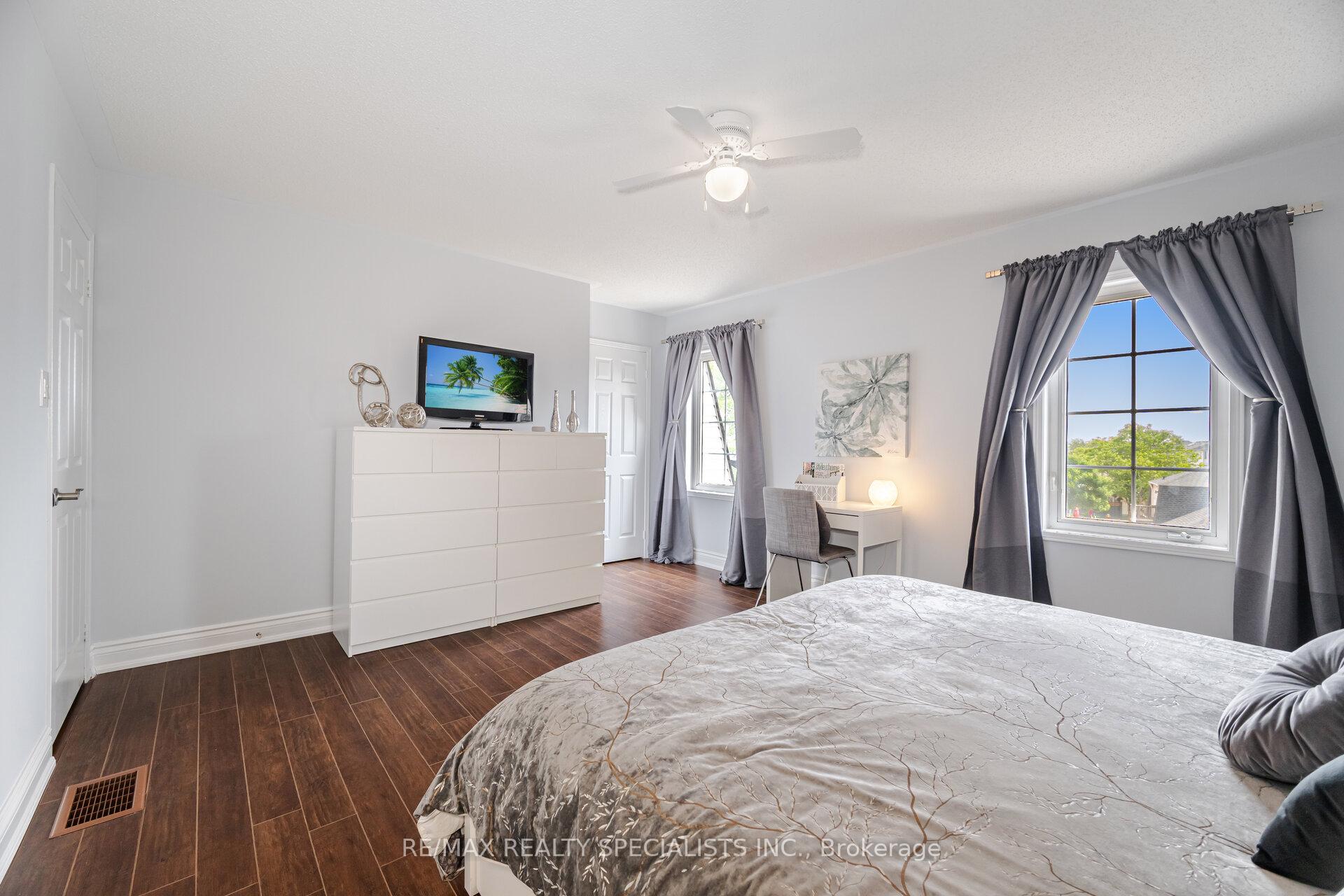 2 Bedrooms Condo at 2341 Parkhaven, Oakville For sale
