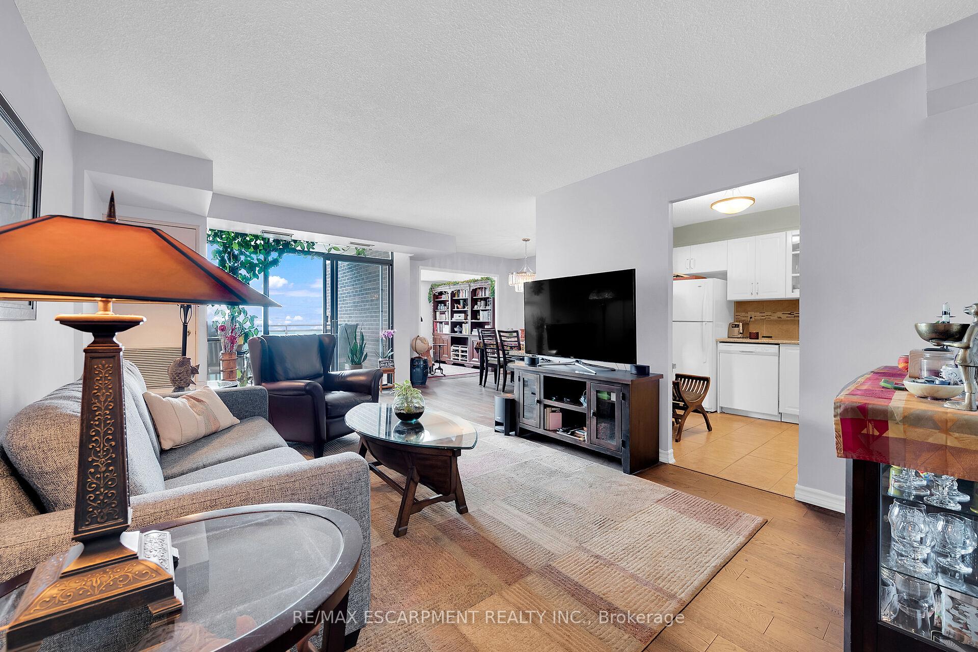 3 Bedrooms Condo at 301 Frances, Hamilton For sale