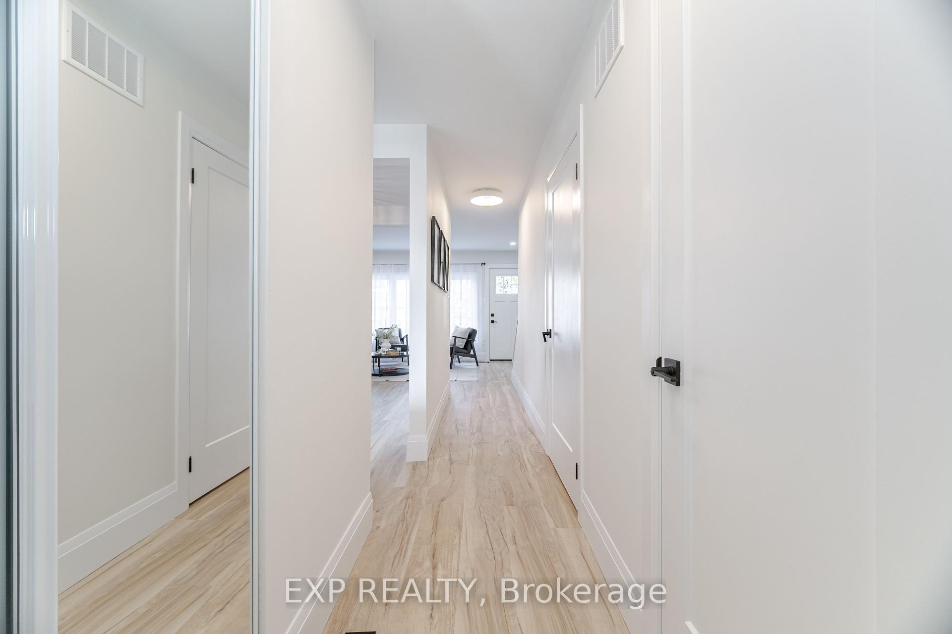 3 Bedrooms Condo at 120 Quigley,  Hamilton For sale